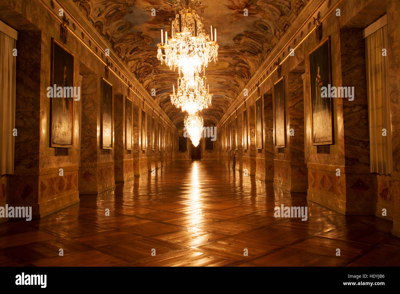 Dans les couloirs du palais résidentiel (Residenzschloss) dans la ville de Ludwigsburg dans Baden-Wuerttemburg, Allemagne. La ville fut fondée au début du 170 Banque D'Images