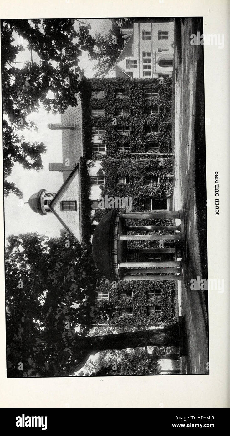 Cette publication de 1909 fournit des informations détaillées sur l'Université de Caroline du Nord, y compris des illustrations, des offres académiques, la vie sur le campus et des faits généraux sur l'institution. Banque D'Images