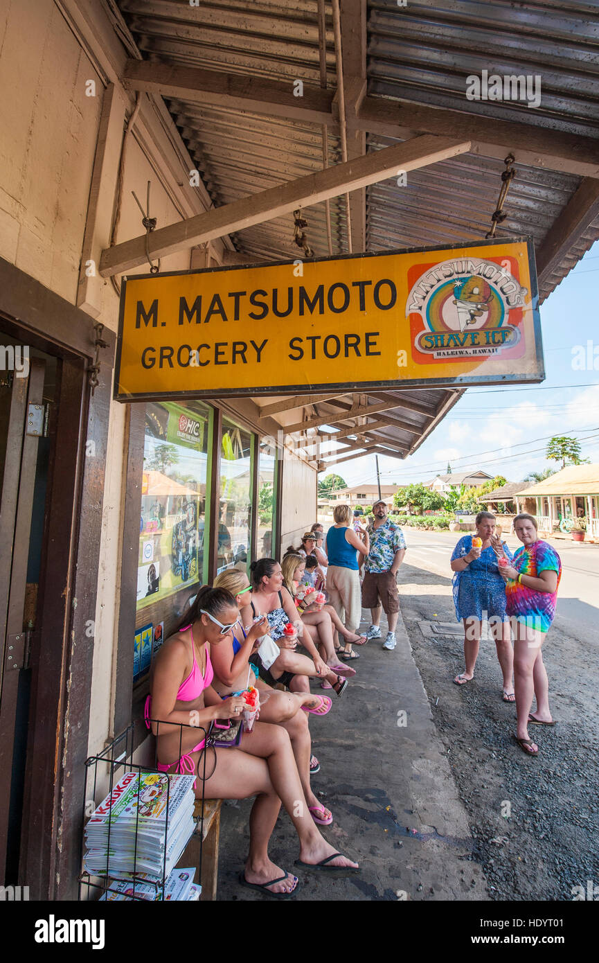 Manger de la glace rasée à M Matsumoto Épicerie Haleiwa, North Shore Oahu, Hawaii. Banque D'Images