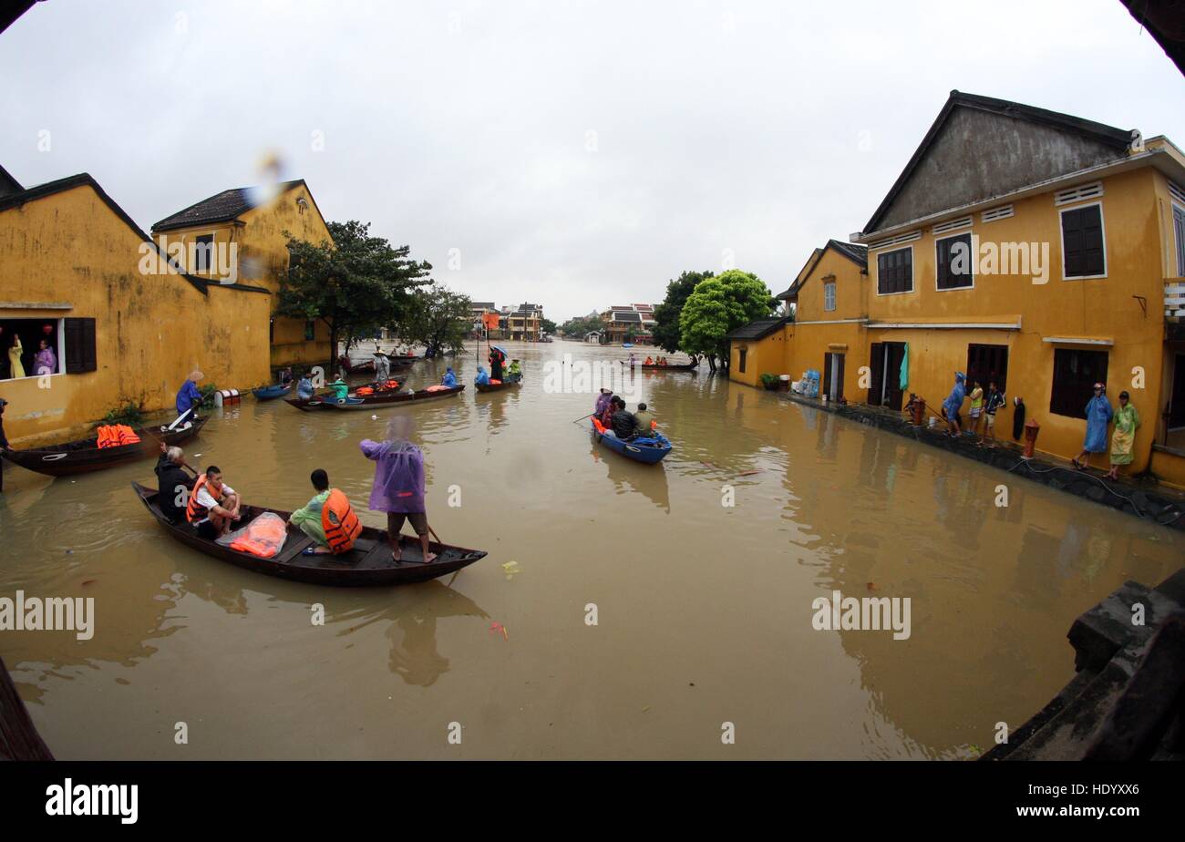 Hanoi, Vietnam. Le 15 décembre, 2016. Les citoyens de voyager par bateau sur une rue inondée dans l'attraction touristique de la ville de Hoi An de la province de Quang Nam, centre du Vietnam, le 15 décembre 2016. Les fortes pluies et l'eau en amont ont causé la hausse du niveau d'eau dans la rivière Hoai dans la ville de Hoi An à partir de la nuit de mercredi à jeudi midi. Source : Xinhua/VNA/Alamy Live News Banque D'Images