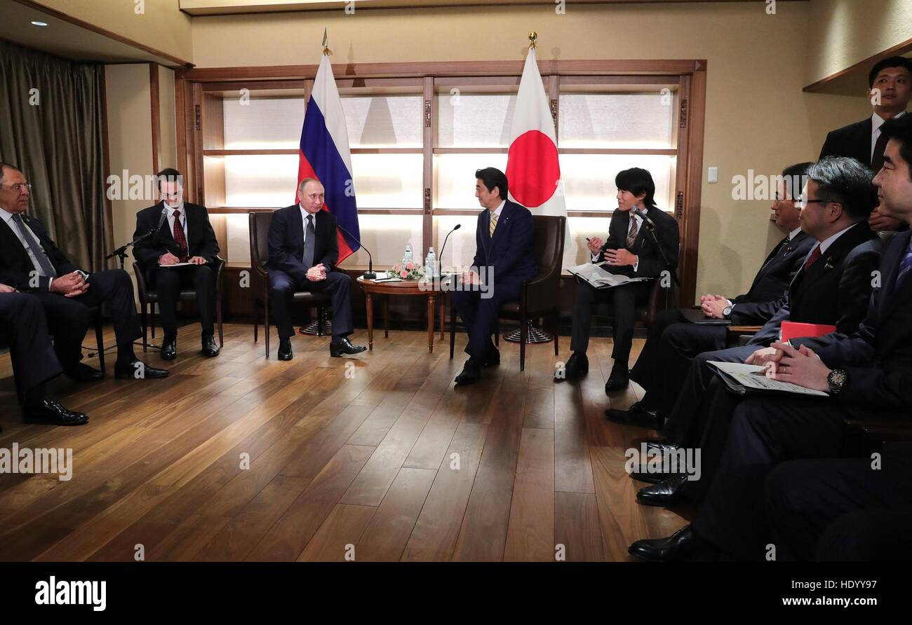 Nagato, le Japon. Le 15 décembre, 2016. Le président russe Vladimir Poutine lors d'une réunion bilatérale avec le Premier ministre japonais Shinzo Abe, le 15 décembre 2016 à Nagato, Yamaguchi, Japon. Les deux sont réunis à une station thermale pour résoudre les questions sur la sécurité et les relations économiques. © Planetpix/Alamy Live News Banque D'Images