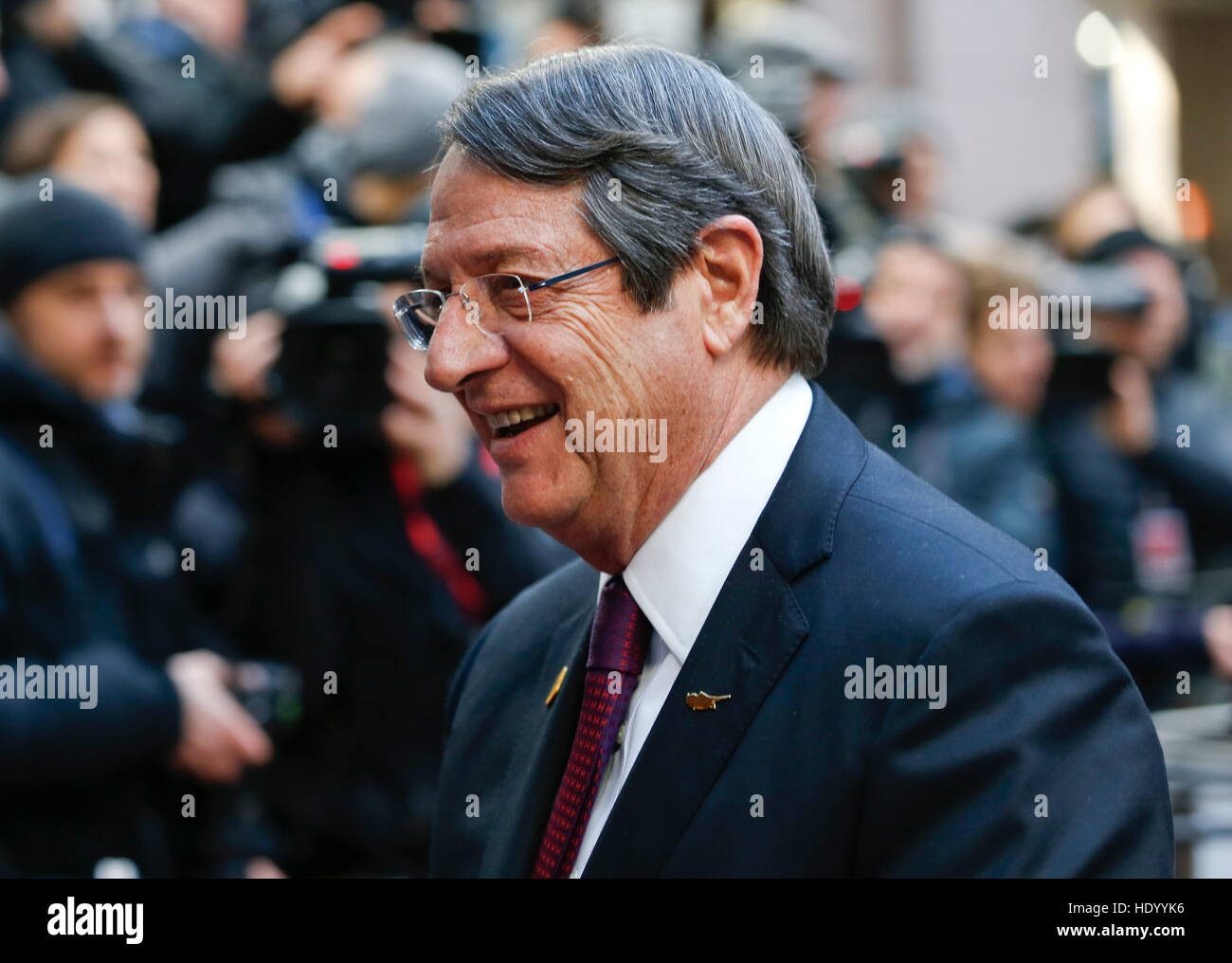 Bruxelles, Belgique. Le 15 décembre, 2016. Le Président de Chypre Nicos Anastasiades arrive au sommet de l'UE à son siège à Bruxelles, Belgique, le 15 décembre 2016. © Ye Pingfan/Xinhua/Alamy Live News Banque D'Images