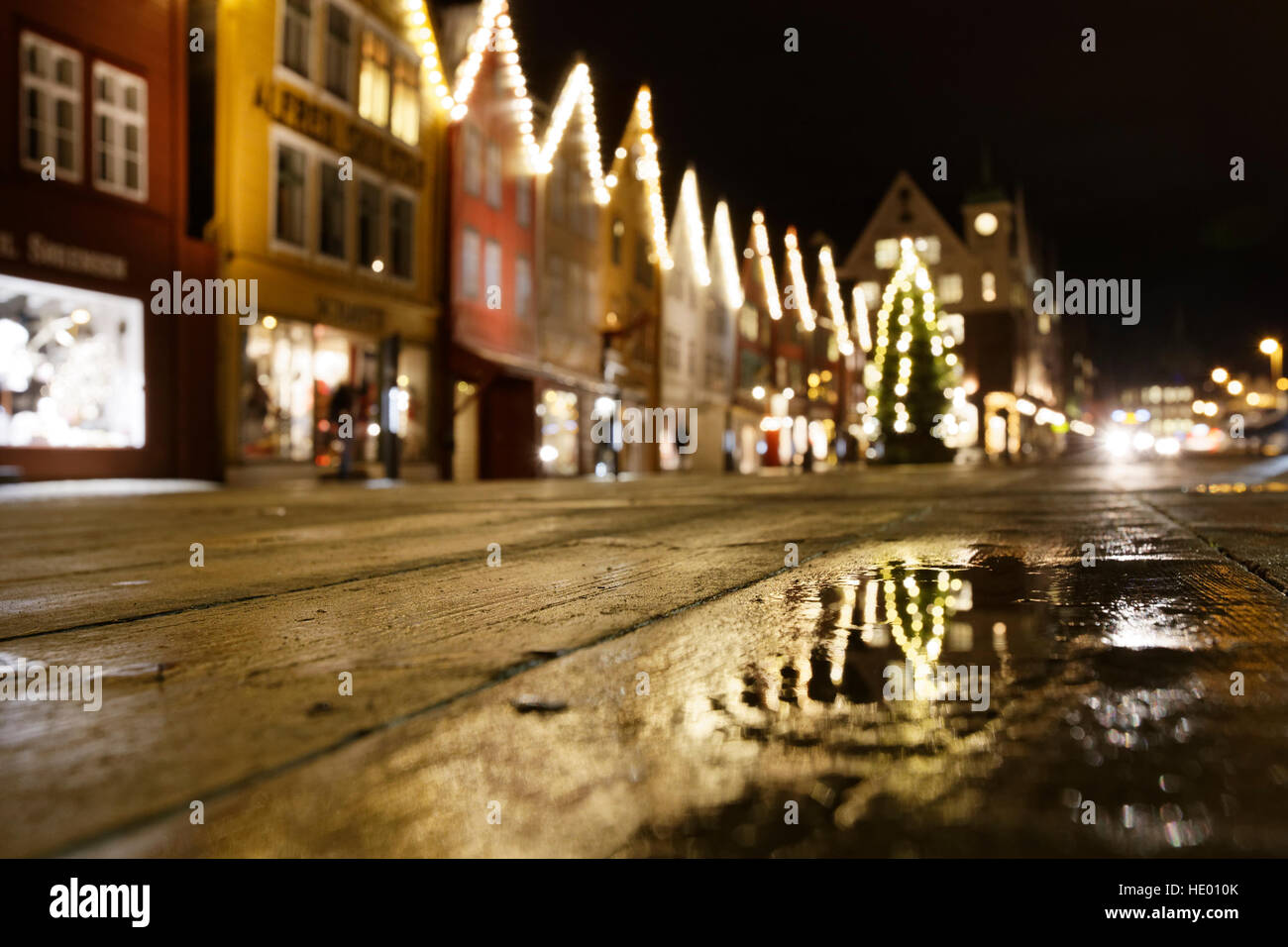 Bergen, Norvège. Le 15 décembre, 2016. Météo. Décoration de Noël, site du patrimoine mondial de l'Bryggen à Bergen, après une douche à effet pluie. © Arthur Gebuys/Alamy Live News Banque D'Images