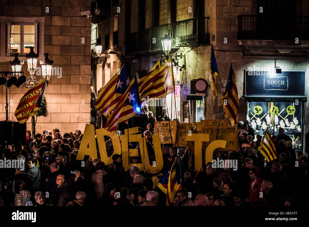 Barcelone, Espagne. Le 15 décembre, 2016. Des manifestants pro-indépendance lever lettres lire 'au revoir' de la Cour constitutionnelle, étant donné qu'ils recueillent à la Barcelona's St Jaume Place pour manifester contre les accusations de Carme Casa Las Cañitas, Président du Parlement Catalan pour la désobéissance, à la veille de sa comparution à la Haute cour régionale © Matthias Rickenbach/Alamy Live News Banque D'Images