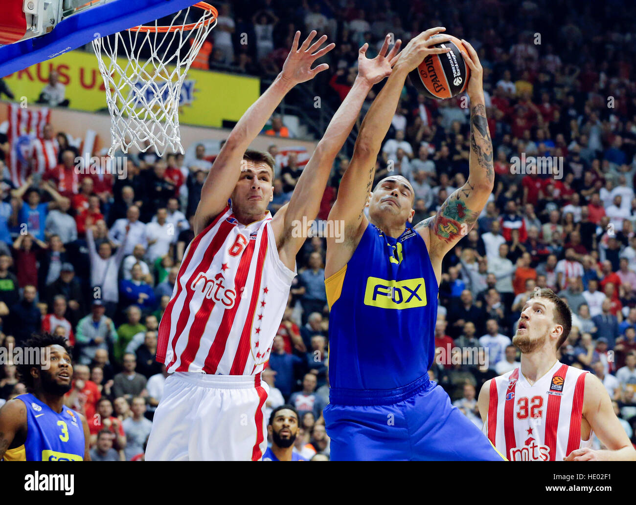 Belgrade. 14Th Dec 2016. Le stade Crvena Zvezda Nemanja Dangubic (L) rivalise avec le Maccabi Maik Zirbes (C) au cours de leur Saison régulière 12 Ronde match de basketball Euroleague à Belgrade, Serbie le 15 décembre. 2016. Crvena Zvezda a gagné 83-58. © Predrag Milosavljevic/Xinhua/Alamy Live News Banque D'Images