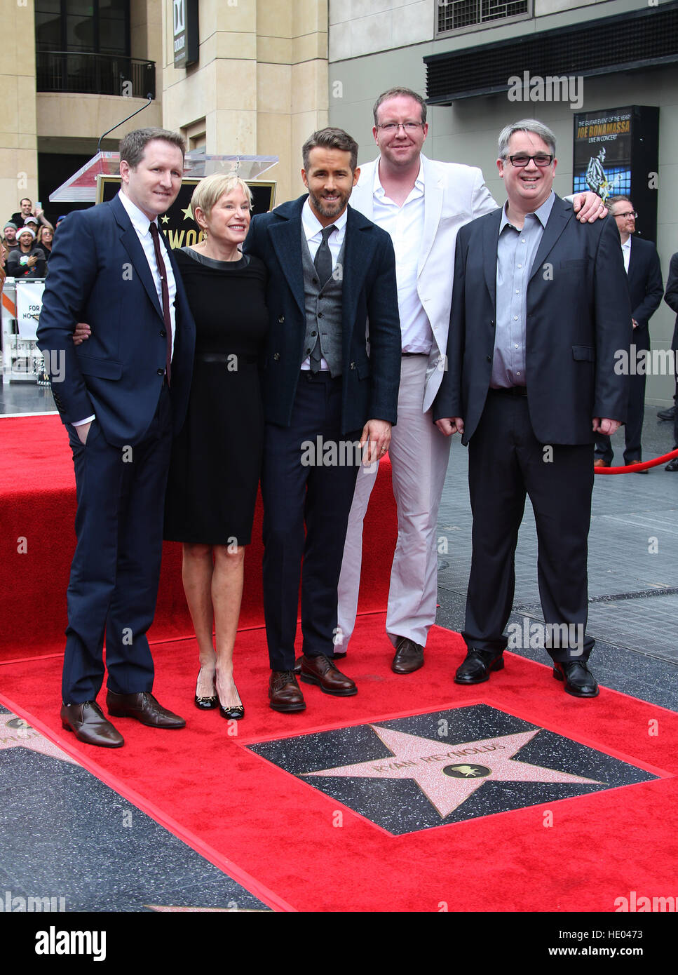 Hollywood, Etats-Unis. Le 15 décembre, 2016. Tammy Reynolds, Ryan Reynolds, Terry Reynolds, Patrick Reynolds, Jeff Reynolds, Ryan Reynolds à l'Honneur avec étoile sur le Hollywood Walk of Fame, au Regency Village Theatre en Californie le 15 décembre 2016. © Faye Sadou/media/Alamy Punch Live News Banque D'Images