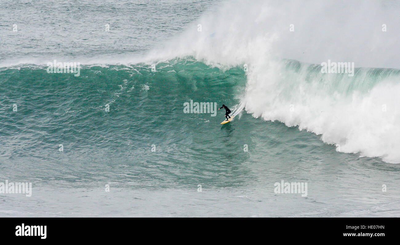 Newquay, Royaume-Uni. 16 décembre 2016. Un surfeur équitation une grosse vague Cribbar. C'est la première fois cette saison d'hiver que l'Cribbar a été praticable. © Geoff Tydeman/Alamy Live News. Banque D'Images