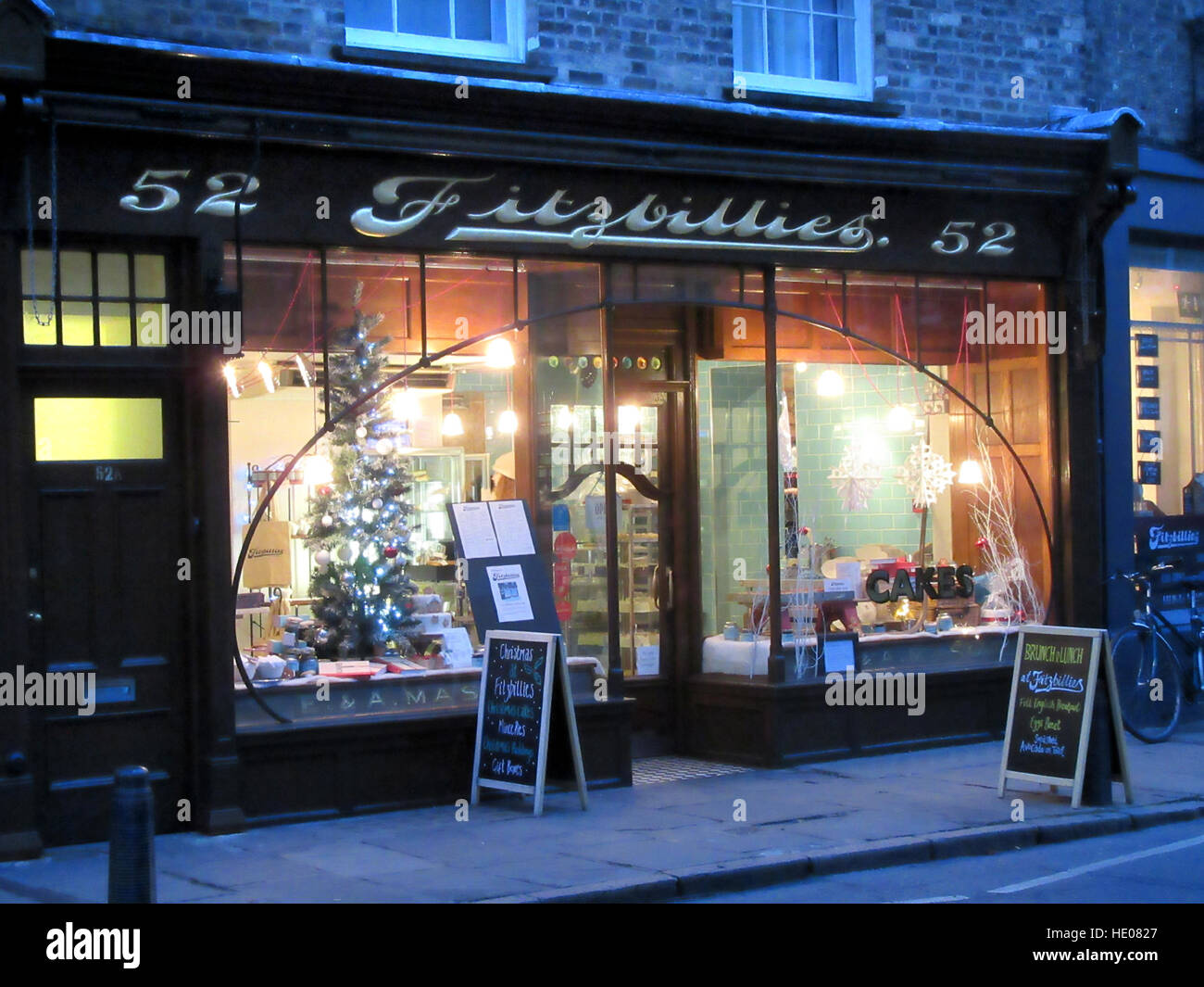 Cambridge, UK. 14Th Dec 2016. Fenêtre de fête de l'école ancienne boulangerie et un café en Fitzbillies la ville universitaire historique de Cambridge, Royaume-Uni le 16 décembre 2016 © Keith MAYHEW/Alamy Live News Banque D'Images