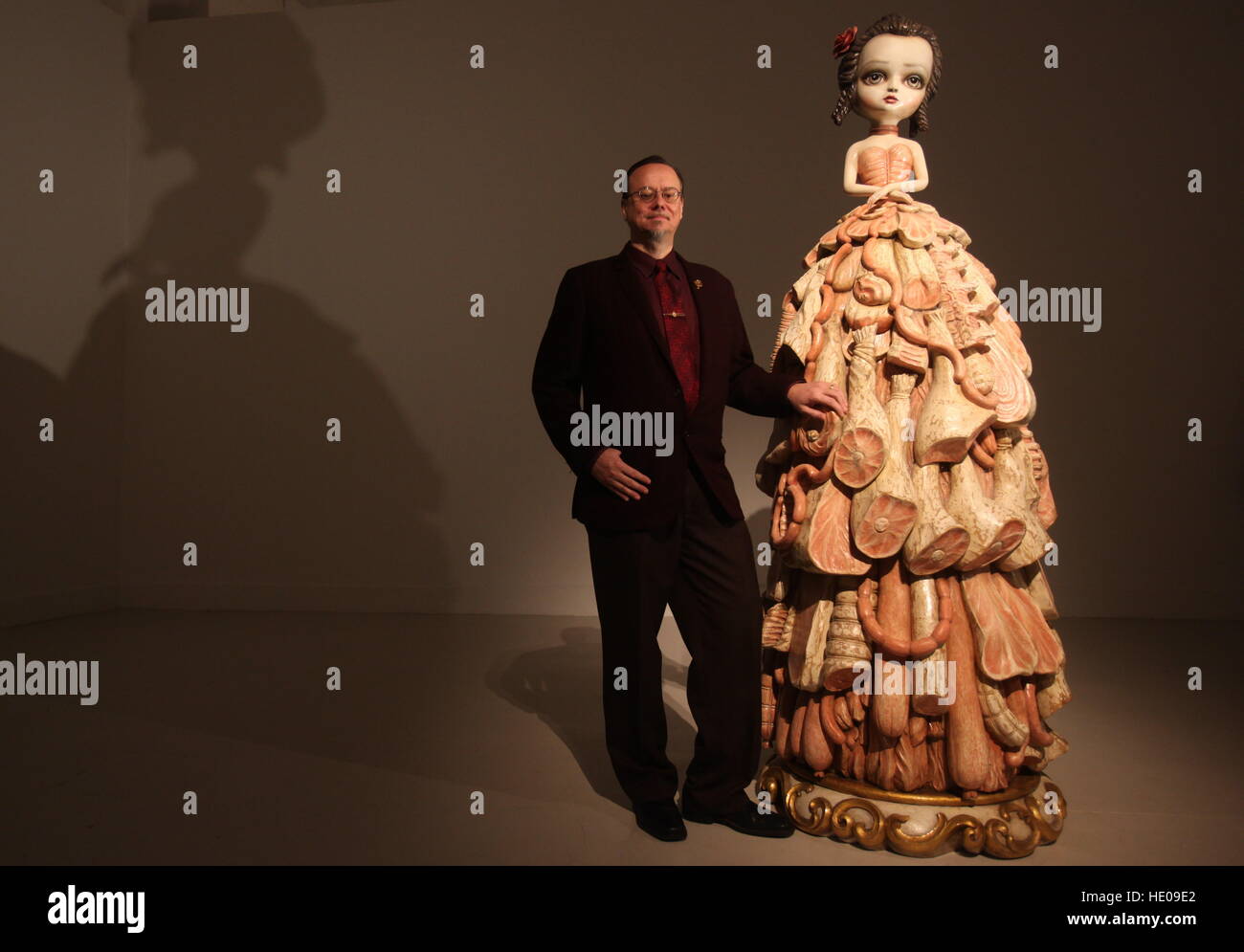 Malaga, Espagne. 14Th Dec 2016. MARK RYDEN pose avec de grandes sculptures. Le Centre d'Art Contemporain (CAC) à Mallaga scale, la première exposition retrostrospective exclusive par Mark Ryden en Europe. "Chambre des Merveilles" est le titre de l'exposition, composée d'un total de 55 œuvres, qui couvre 20 années de travail. © - Photos Lorenzo Carnero/ZUMA/Alamy Fil Live News Banque D'Images