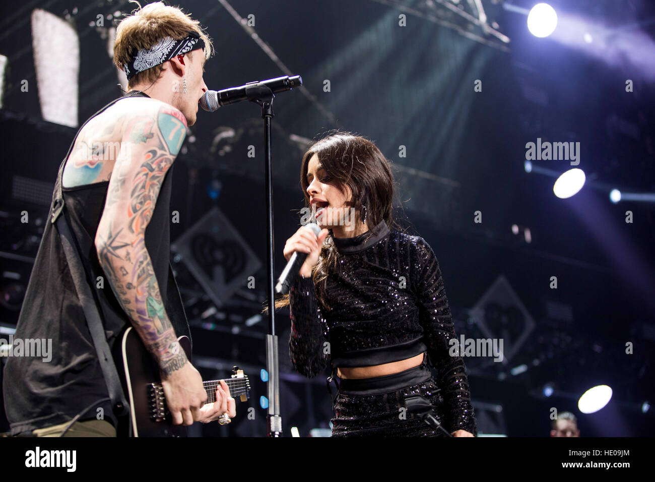 Atlanta, USA. 14Th Dec 2016. Machine Gun Kelly et Camila Cabello effectuant à la puissance 96.1's iHeart Radio Jingle Ball présentée par Capital One. (B. Crédit : l'accès Photo/Alamy Live News Banque D'Images