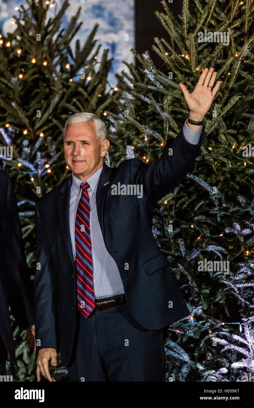 Orlando, Floride, USA. 14Th Dec 2016. Vice-président Mike Pence salue la foule au président élu, Donald Trump's Merci d' le vendredi 16 décembre 2016 à Central Florida juste Gounds à Orlando, Floride. © l'accès Photo/Alamy Live News Banque D'Images