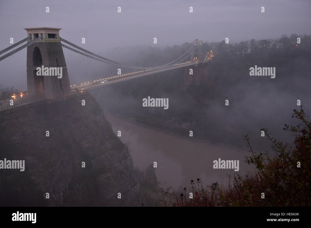 Bristol, Royaume-Uni. 25Th Dec 2016. Météo britannique. Le brouillard sur la célèbre pont suspendu de Clifton à Bristol. Crédit : Robert Timoney/Alamy Live News Banque D'Images