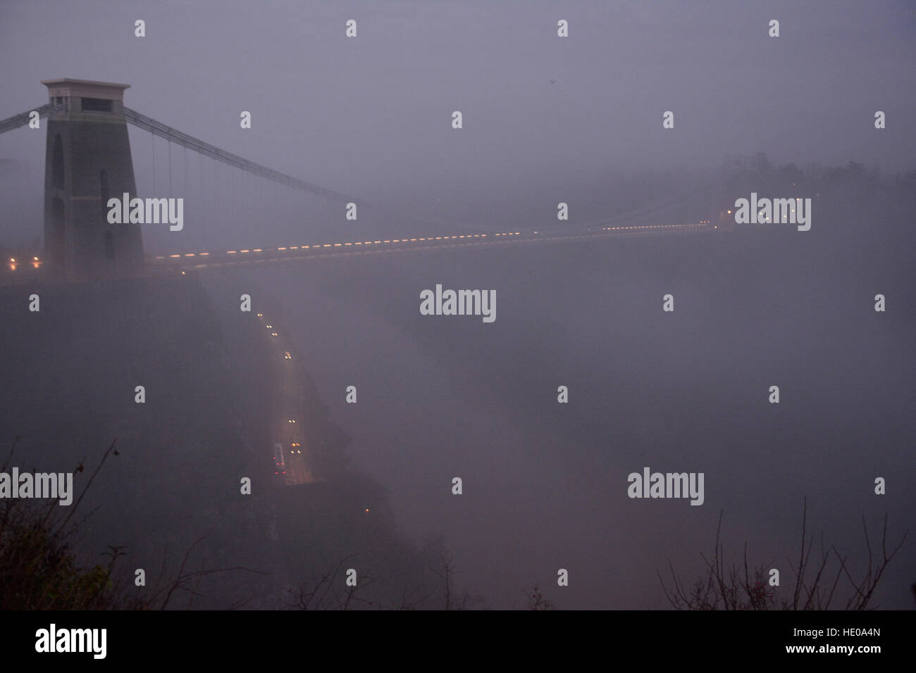 Bristol, Royaume-Uni. 25Th Dec 2016. Météo britannique. Le brouillard sur la célèbre pont suspendu de Clifton à Bristol. Crédit : Robert Timoney/Alamy Live News Banque D'Images