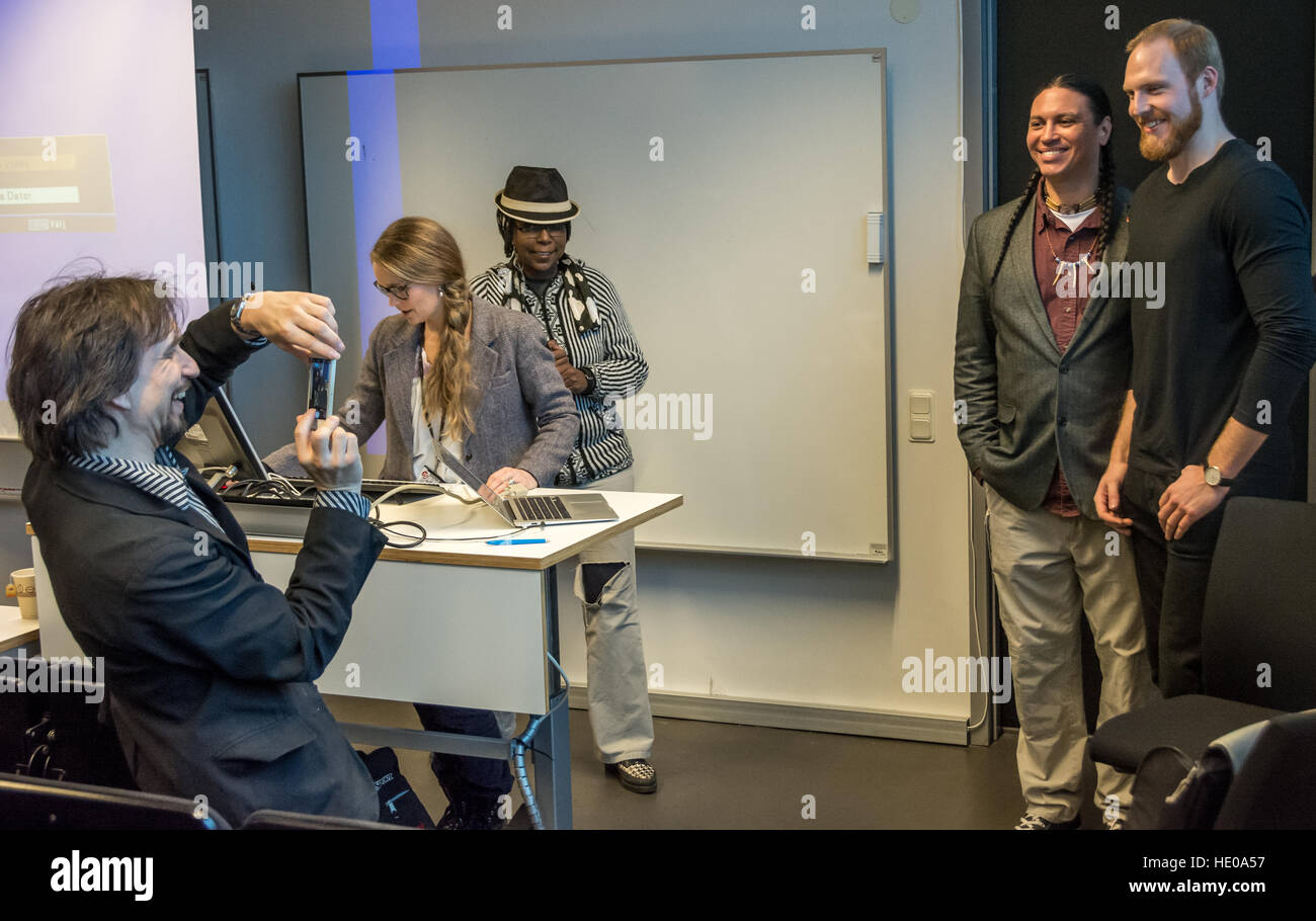 Malmö, Suède. 16 Décembre, 2016. Leo de la nation Lakota Yankton avec visite de l'Université de Malmö Danse Lory pour parler sur les protestations à Standing Rock au Dakota du Nord contre le Dakota du pipeline. d'accès Tommy Lindholm/Alamy Live News Banque D'Images