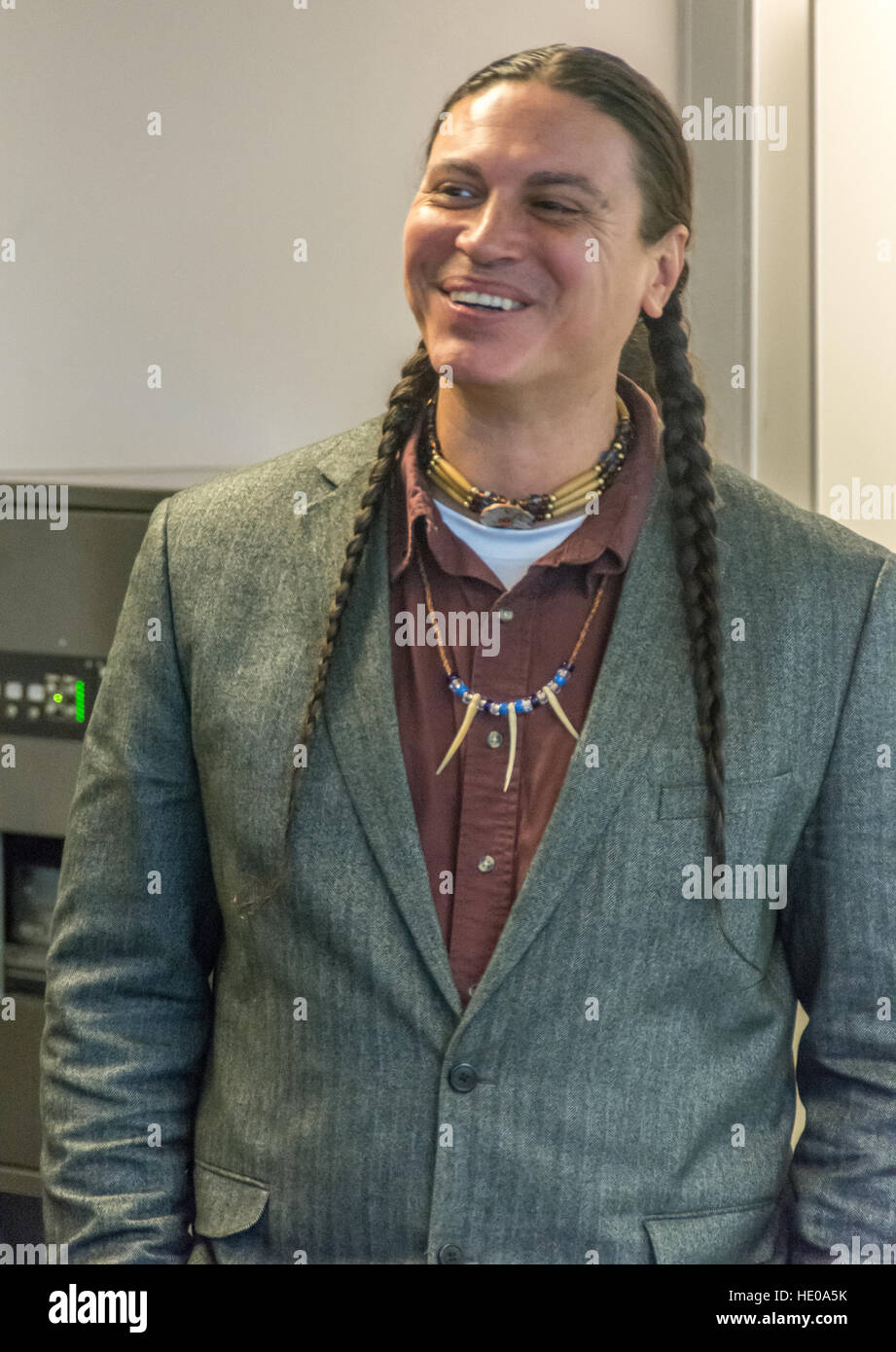 Malmö, Suède. 16 Décembre, 2016. Leo de la nation Lakota Yankton en visite avec Lory) Danse de l'Université de Malmö à parler sur les protestations à Standing Rock au Dakota du Nord contre le Dakota du pipeline. d'accès Tommy Lindholm/Alamy Live News Banque D'Images