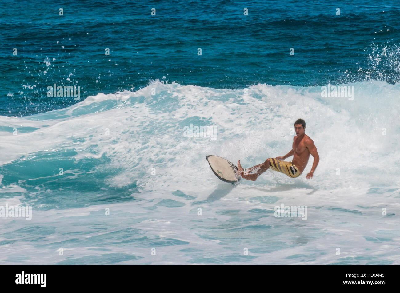 Le surf au Sunset Beach, North Shore, Oahu, Hawaii. Banque D'Images