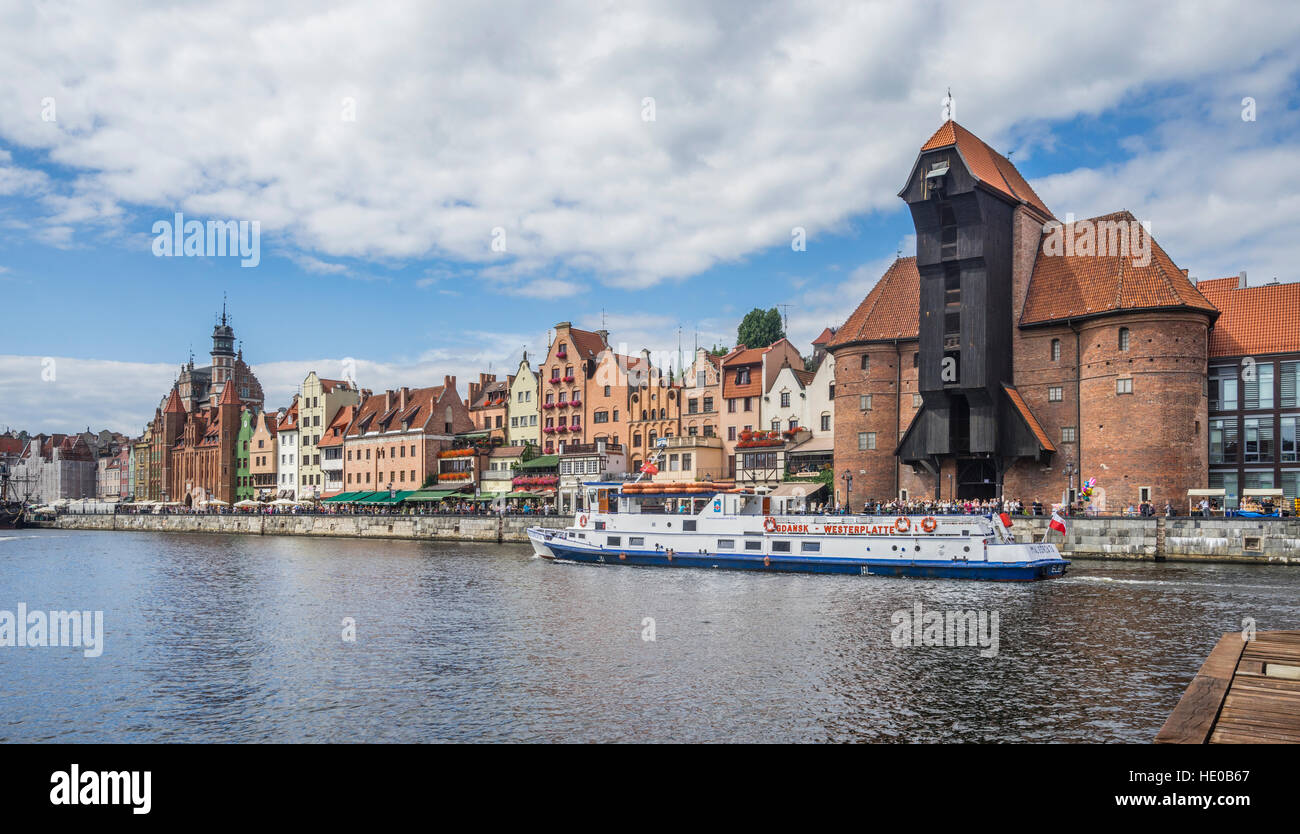 La Pologne, la Poméranie, Gdansk (Dantzig), fleuve Motlawa avec la grue du port médiéval emblématique (Krantor/ Brama Zuraw) Banque D'Images