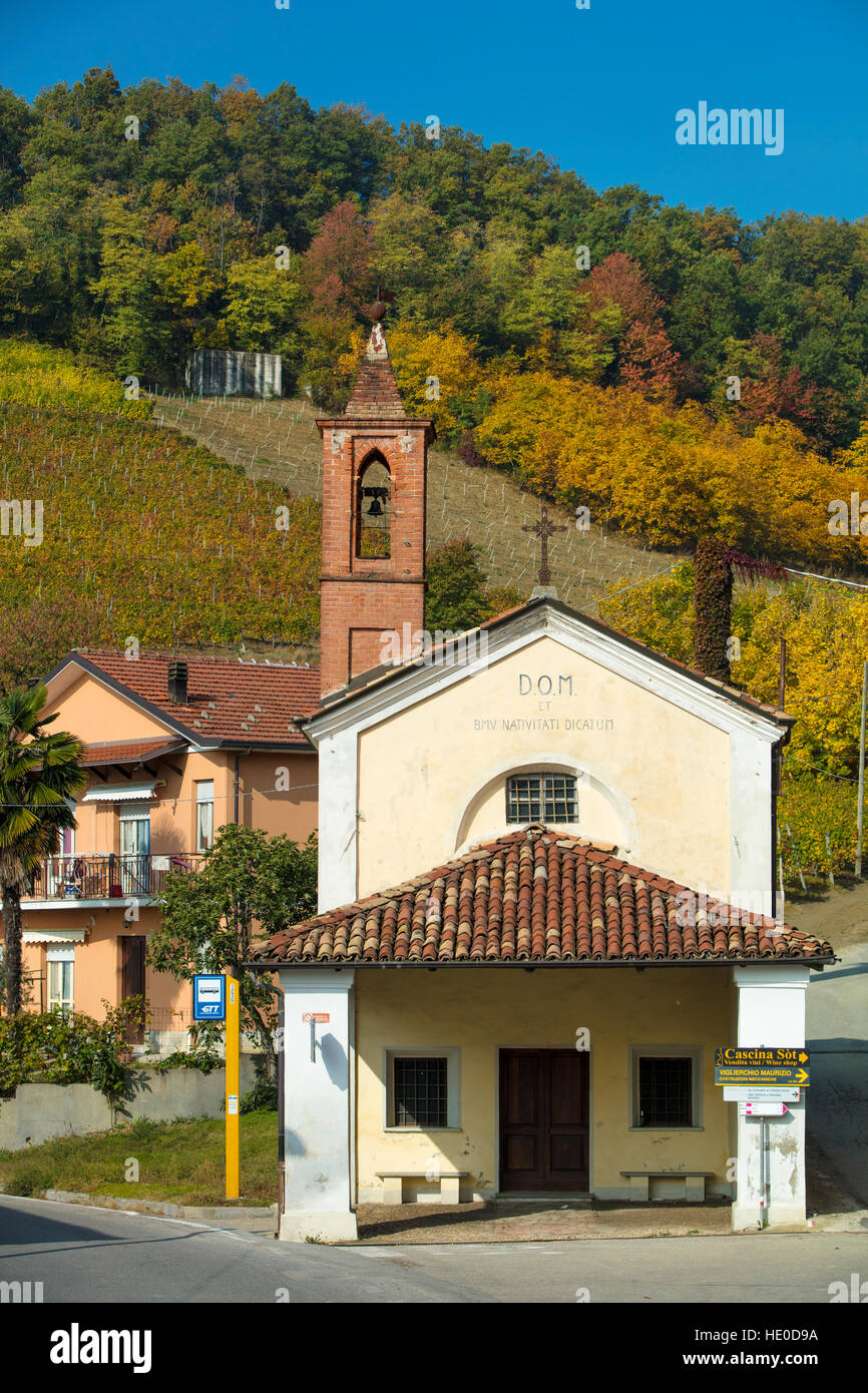 Couleurs d'automne au-dessus de la petite chapelle en bord de route, Monforte d'Alba, Piemonte, Italie Banque D'Images