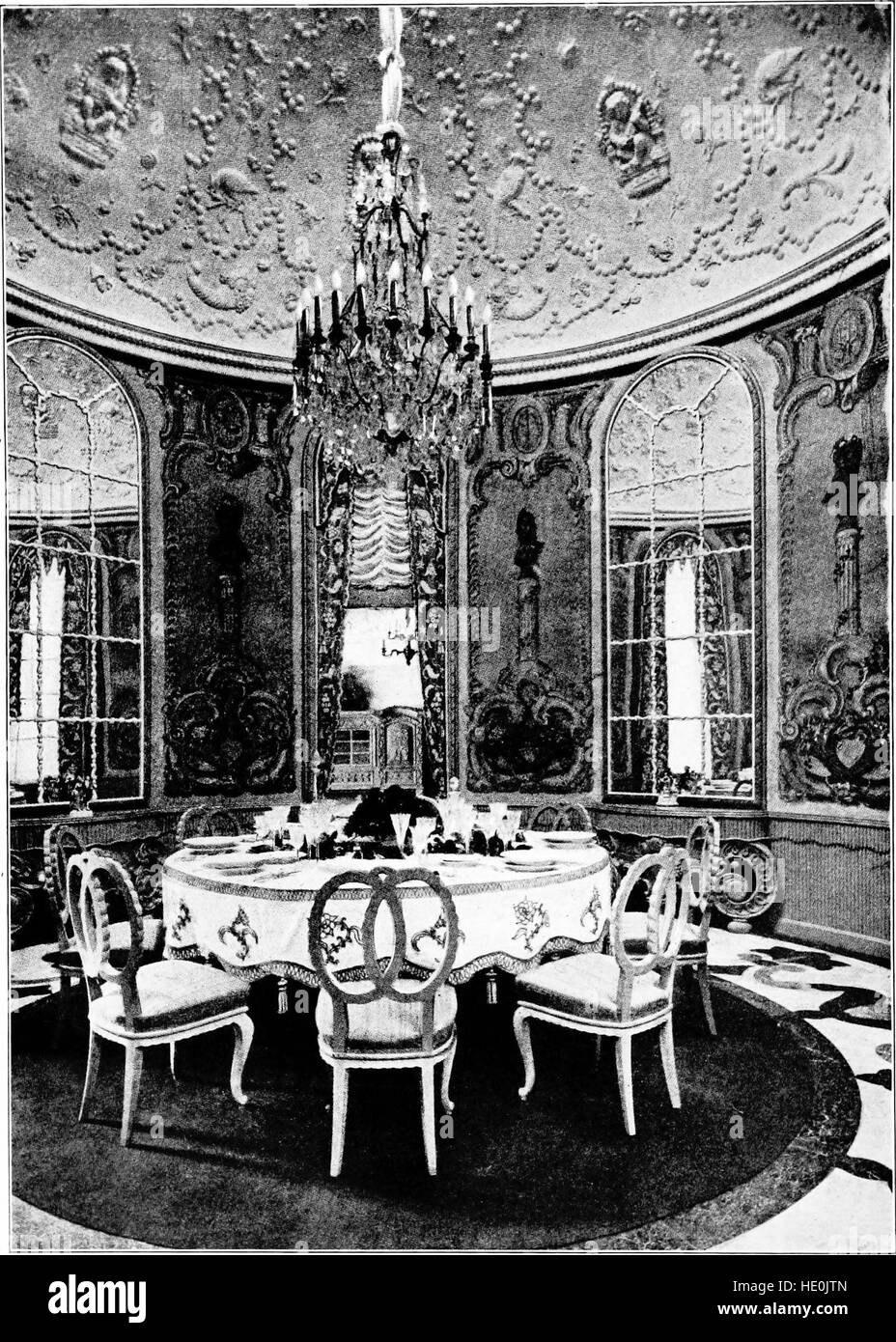 Un livre de 1915 qui présente une collection d'illustrations de design d'intérieur, mettant en valeur des détails décoratifs et d'ameublement de périodes historiques importantes du design. Banque D'Images