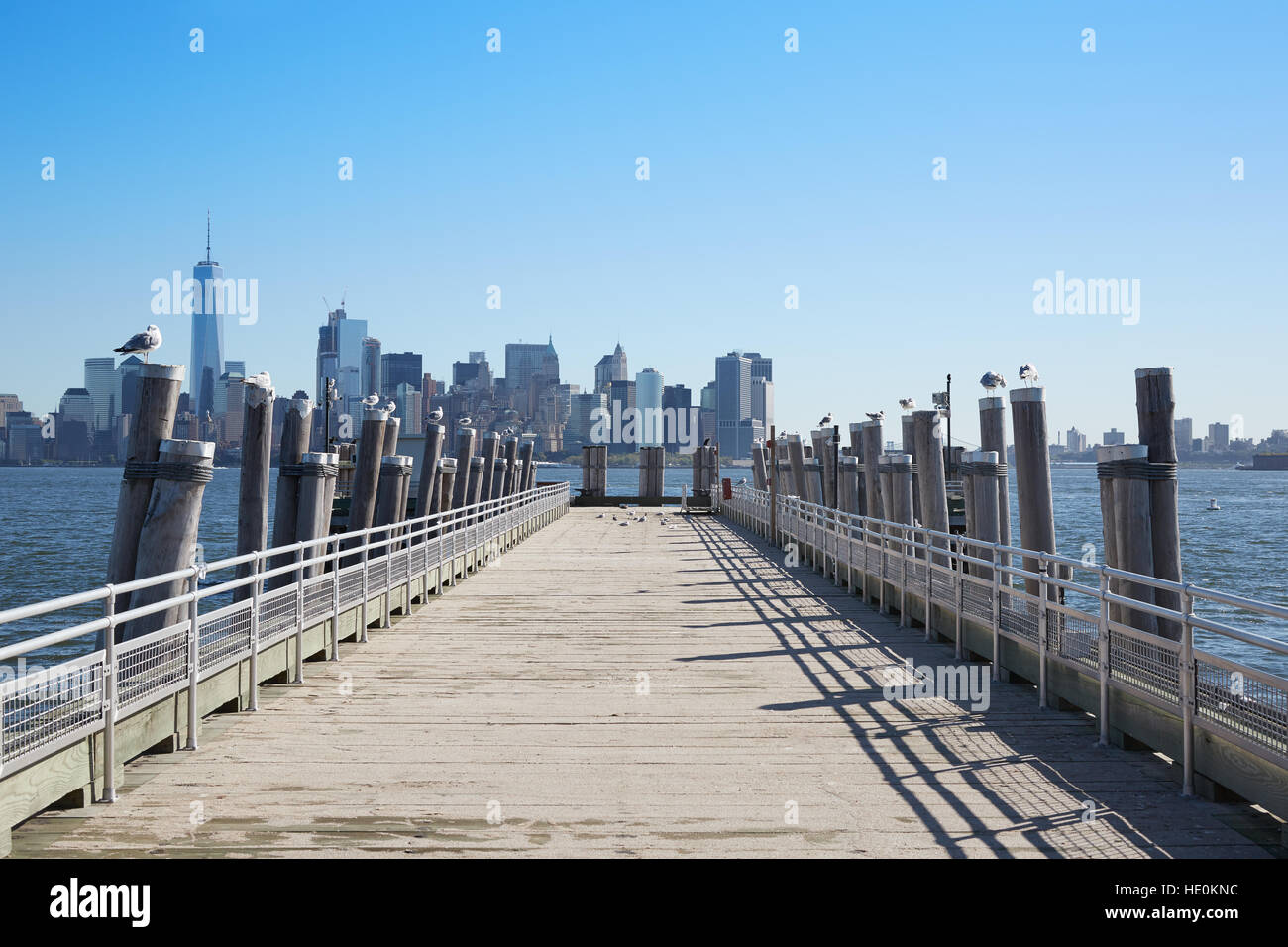 New York city skyline et pier vide avec les mouettes en une journée ensoleillée Banque D'Images