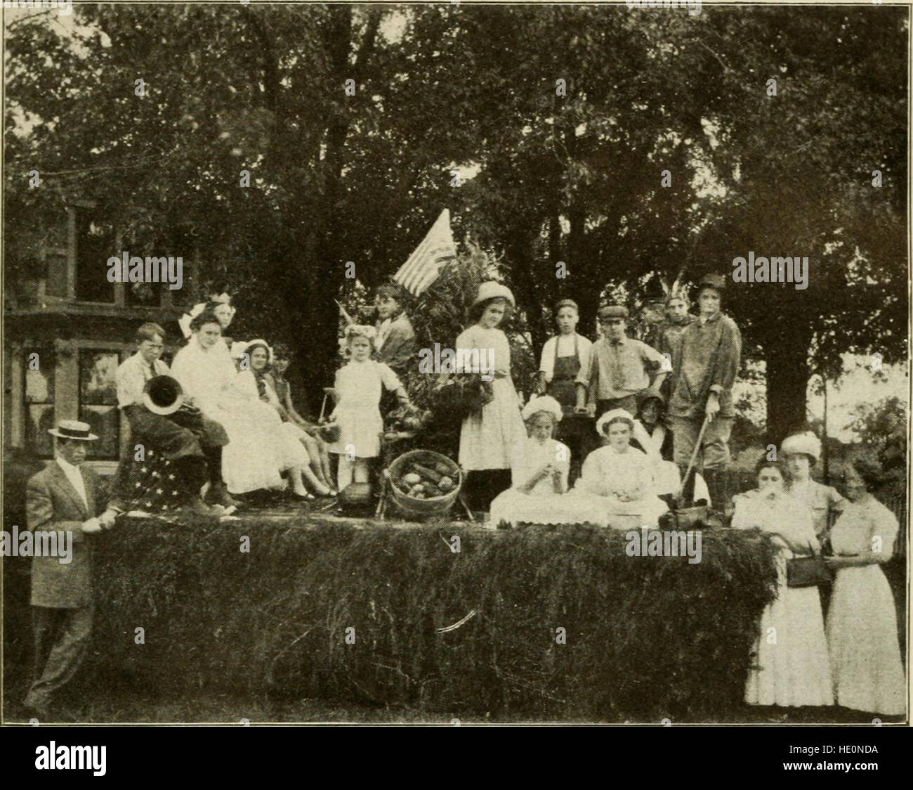 'Country Life and the Country School' (1912) examine le rôle de l'éducation rurale dans la promotion du développement communautaire, en se concentrant sur l'impact social et éducatif des écoles de campagne sur la vie locale et le progrès dans les zones rurales. Banque D'Images
