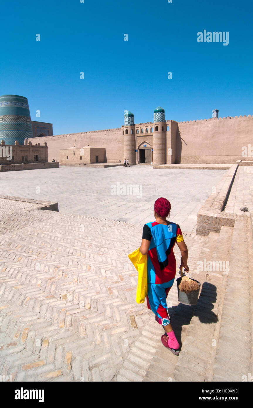 Femme marche dans la vieille ville de Khiva, Ouzbékistan Banque D'Images