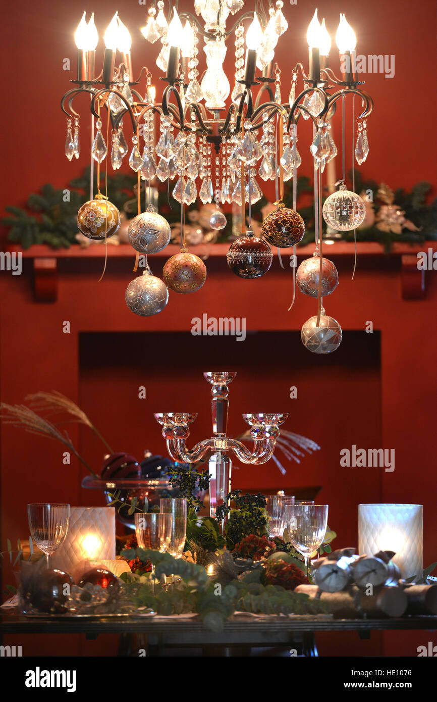 Set de table de Noël avec des boules rouges sur un lustre Banque D'Images