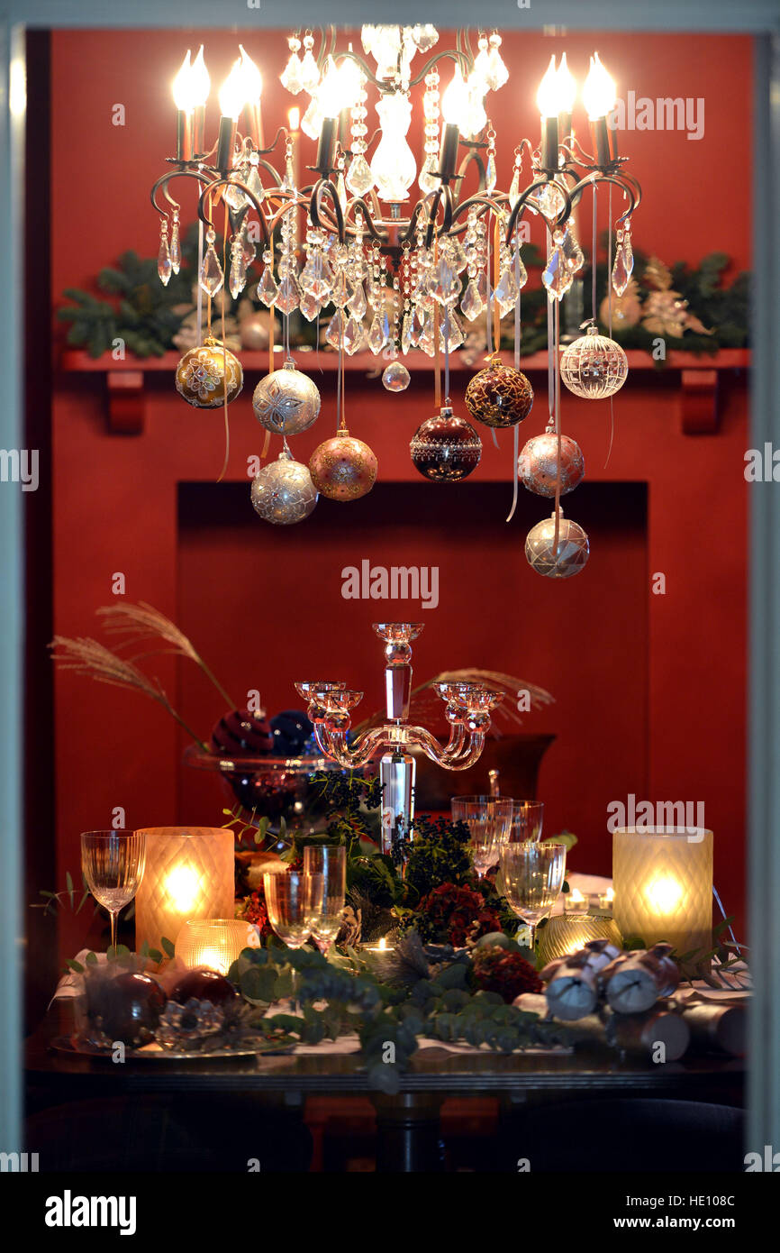 Set de table de Noël avec des boules rouges sur un lustre Banque D'Images