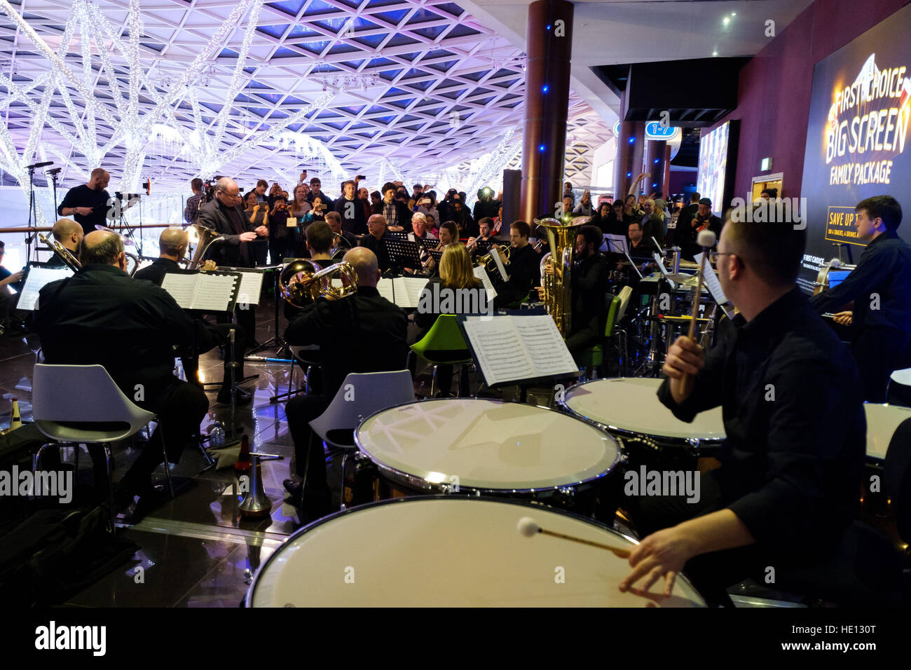 A USAGE ÉDITORIAL EXCLUSIF les fans qui assistent à vue à Westfield White City ont droit à une représentation en direct du score emblématique de John Williams de « Star Wars », interprété par le Symphonique Brass de Londres pour célébrer la sortie nationale de « Rogue One: A Star Wars Story » dans les cinémas. Banque D'Images