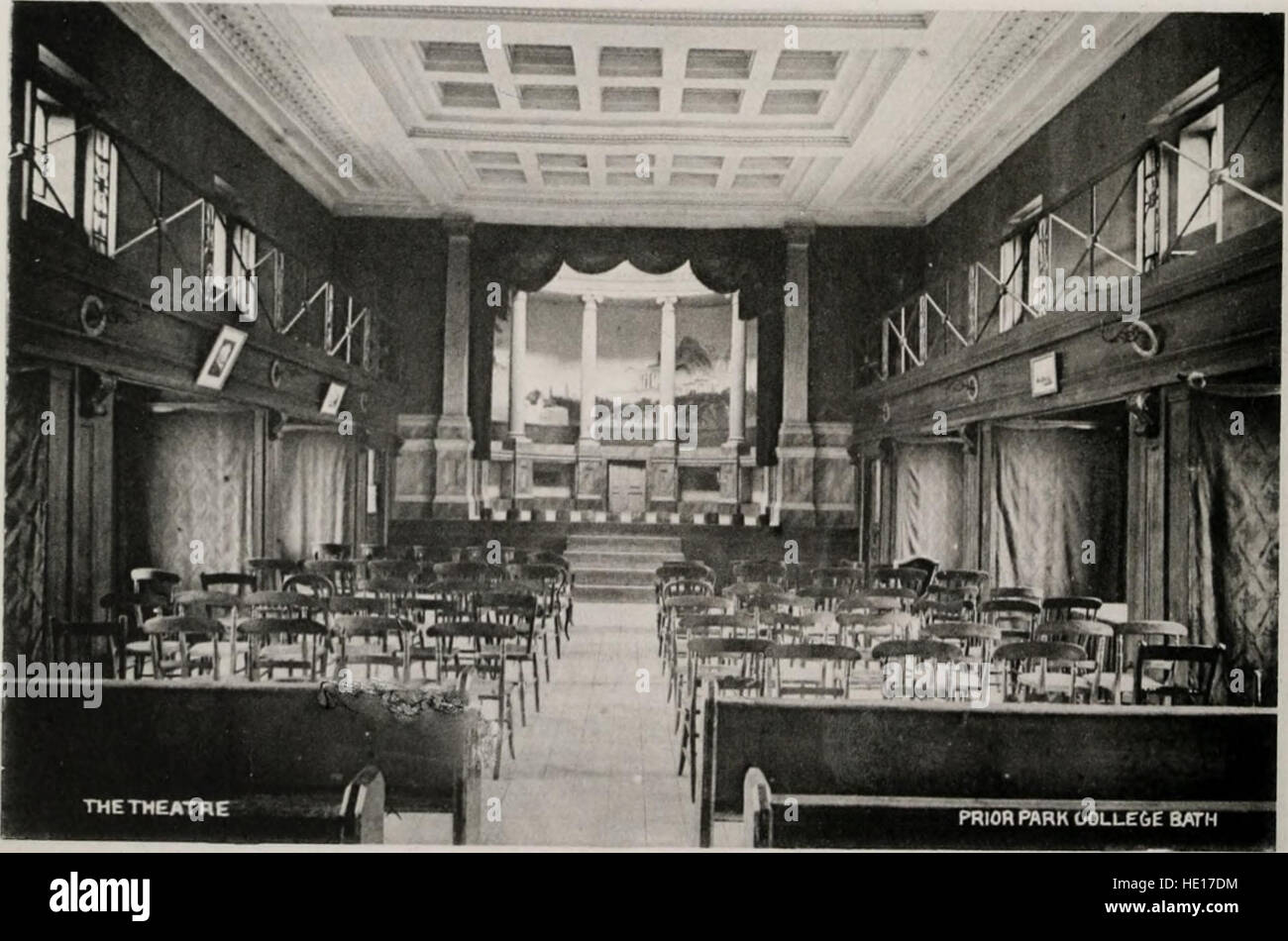 Cette photographie montre l'école Bishop's School à Prior Park à Bath, en Angleterre, vers l'an 1900. L'image capture l'architecture historique de l'école et son cadre pittoresque dans le parc, un point de repère remarquable dans la ville de Bath. Banque D'Images