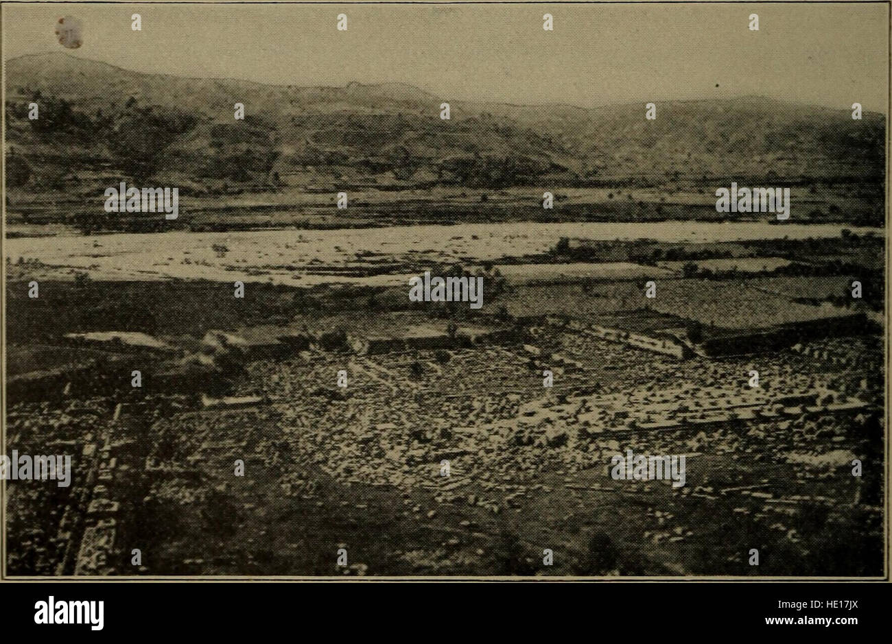 Cette œuvre de 1909 capture des villes et des régions emblématiques du monde méditerranéen, de Jérusalem à Athènes, représentées avec un éclairage spectaculaire et des détails culturels, mettant en valeur la fascination de l'artiste pour les paysages et les décors historiques. Banque D'Images