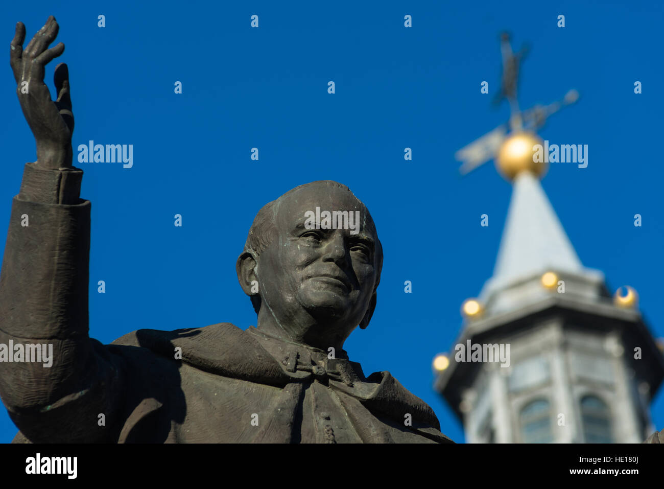 Statue du Pape Jean Paul II en face de la cathédrale de l'Almudena, Madrid, Espagne. Banque D'Images