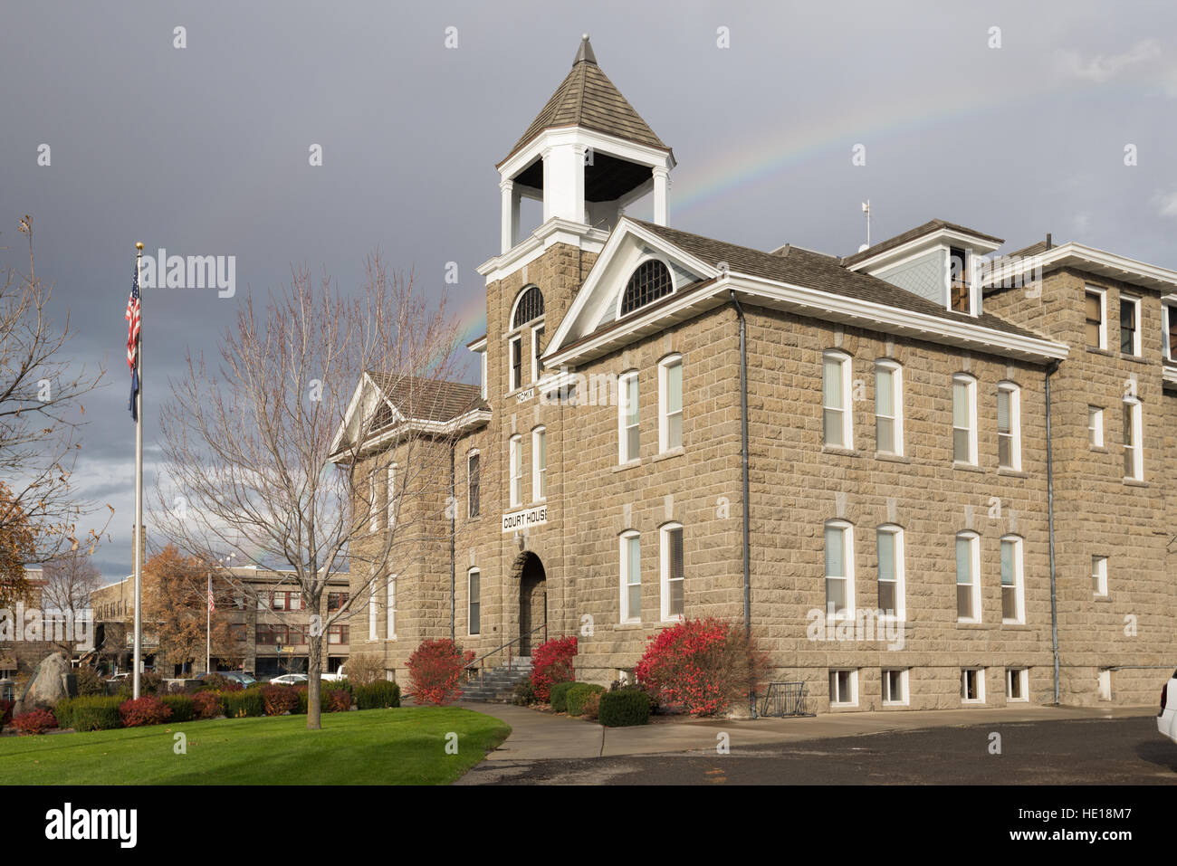 Arc-en-ciel sur la Wallowa County Courthouse dans Enterprise, Oregon. Banque D'Images