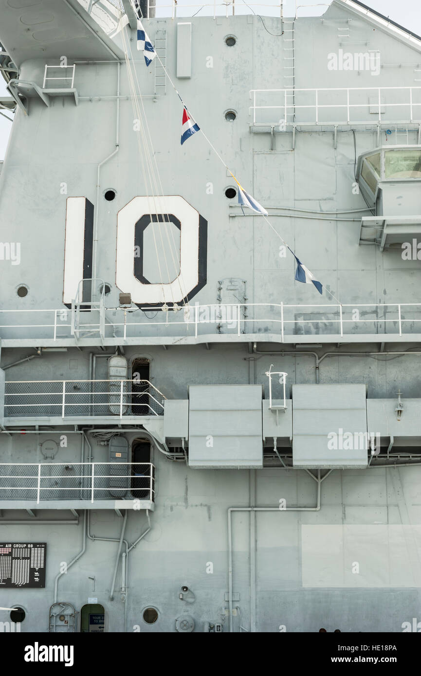 Libre d'une section du pont de l'USS Yorktown (CV-10), un vieux porte-avions de la Marine, en ce moment un musée à Patriot's Point Banque D'Images
