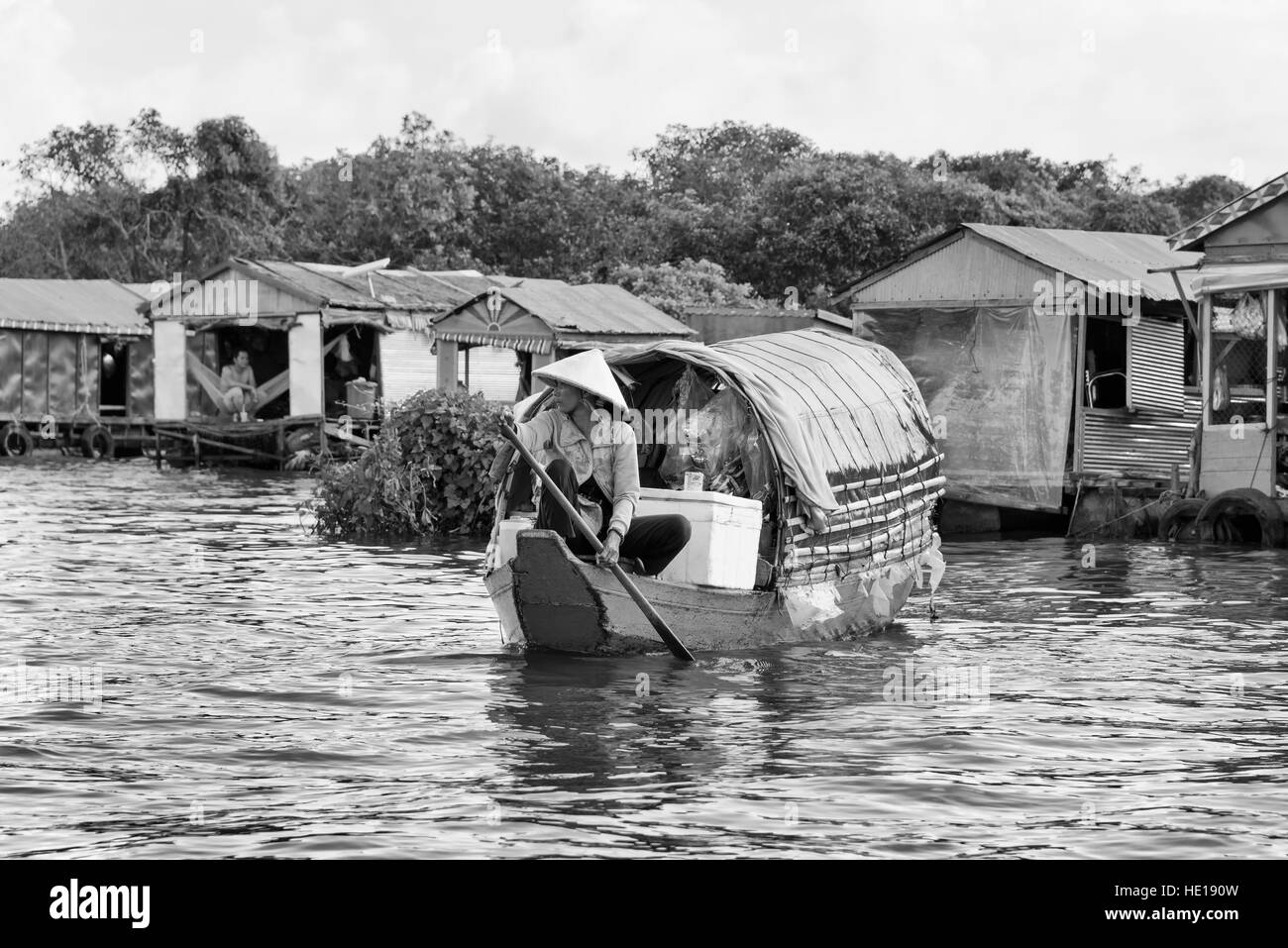 Femme en bateau dans le village flottant Tonle SAP Banque D'Images