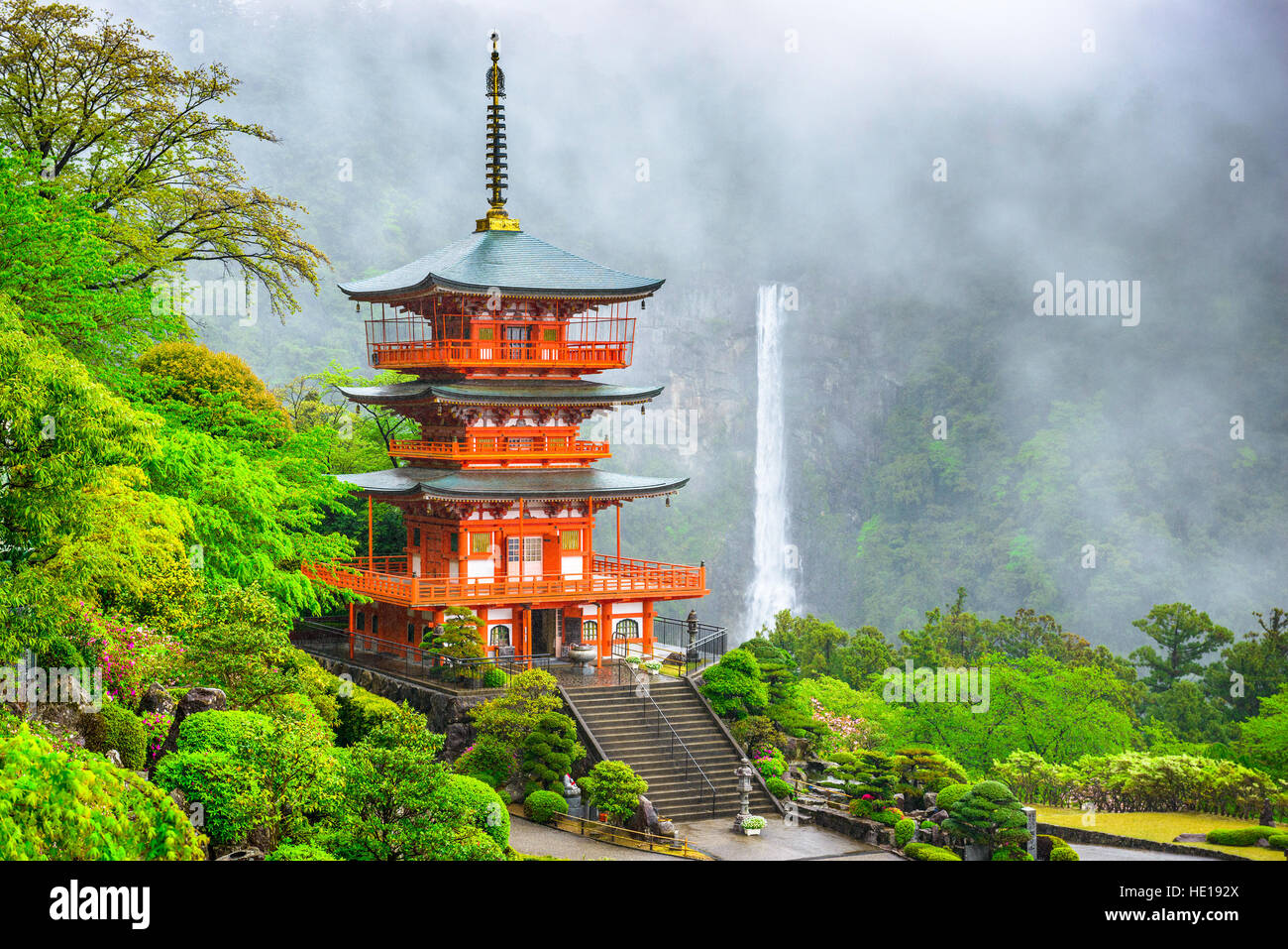 Au Japon, Nachi Nachi Taisha Pagoda et cascade. Banque D'Images