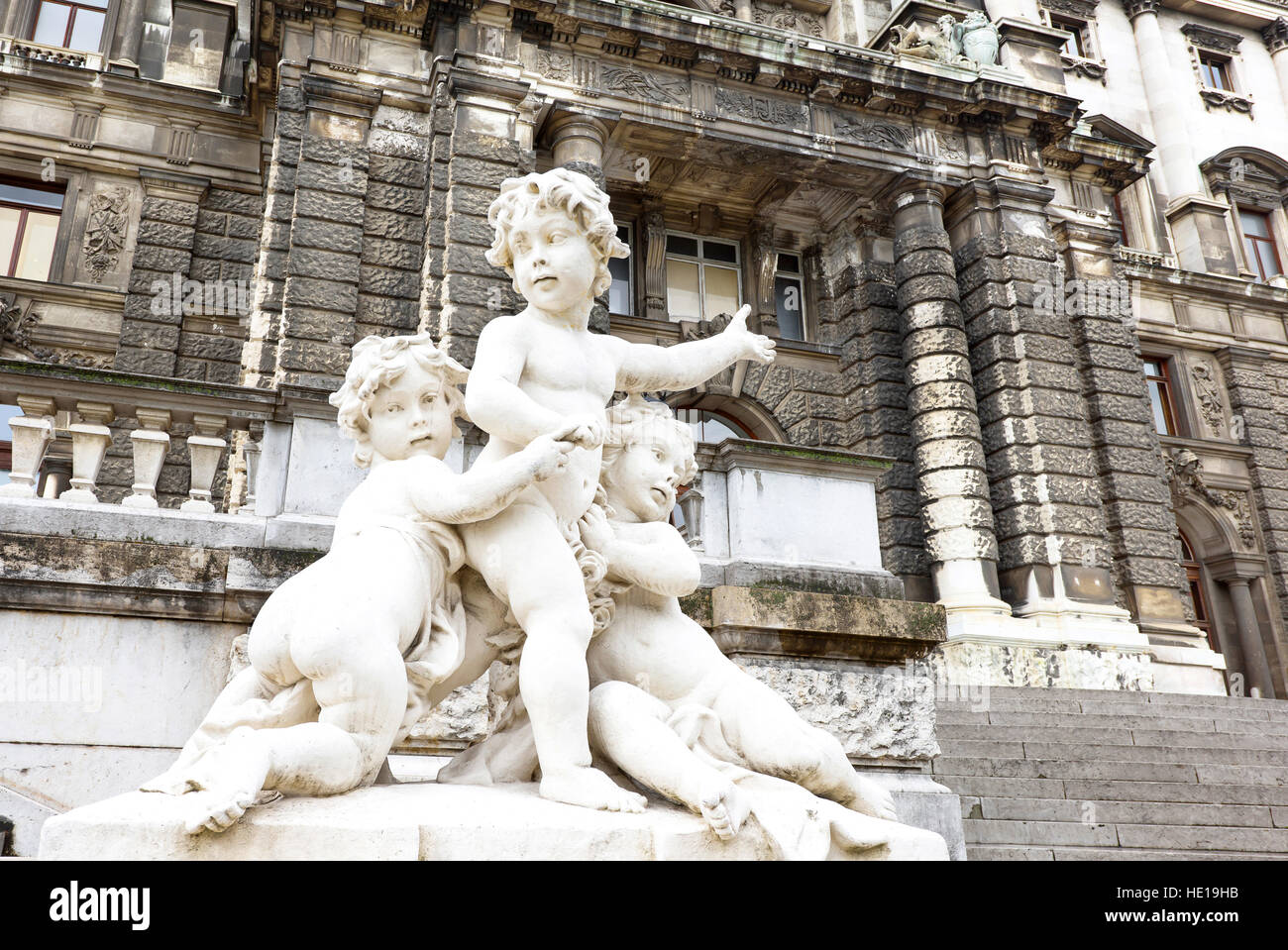 Photo des statues de chérubins en burggarten en face de la Hofburg, vienne, autriche Banque D'Images