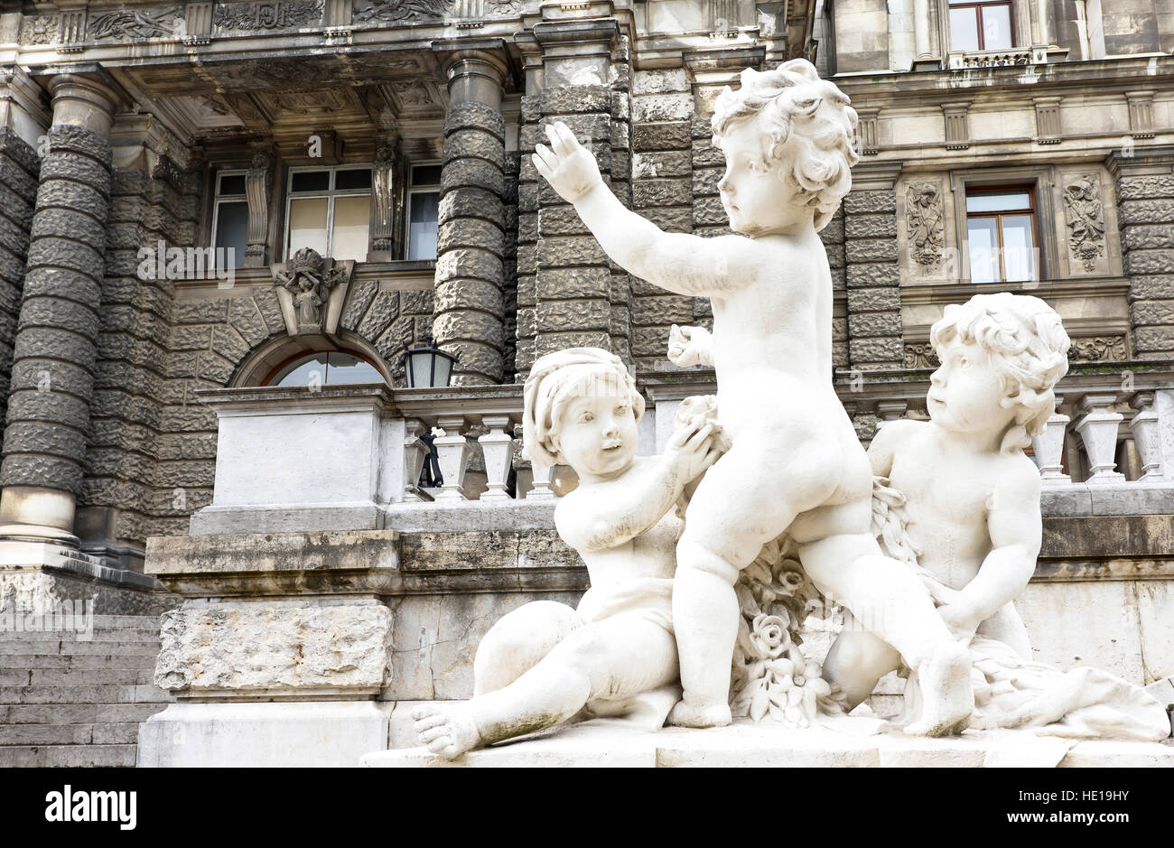 Photo des statues de chérubins en burggarten en face de la Hofburg, vienne, autriche Banque D'Images