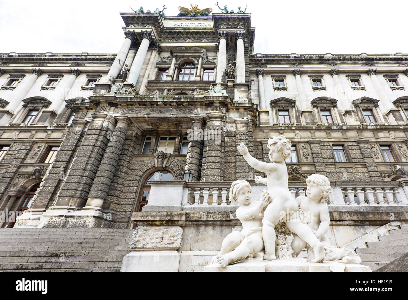 Photo des statues de chérubins en burggarten en face de la Hofburg, vienne, autriche Banque D'Images