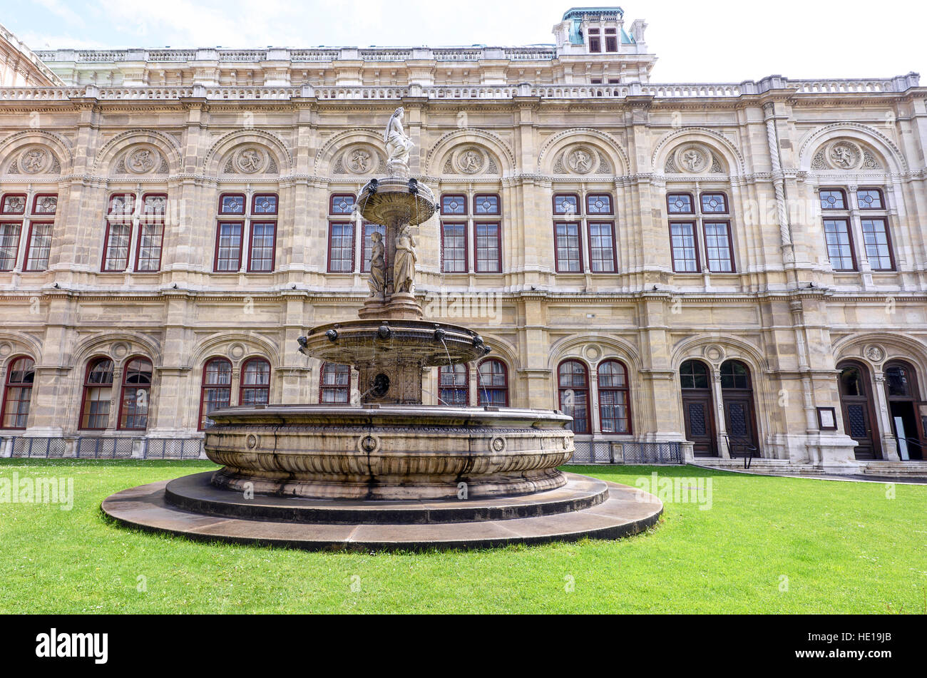 Photo vue sur fontaine et statue à l'opéra de Vienne, Autriche state house Banque D'Images
