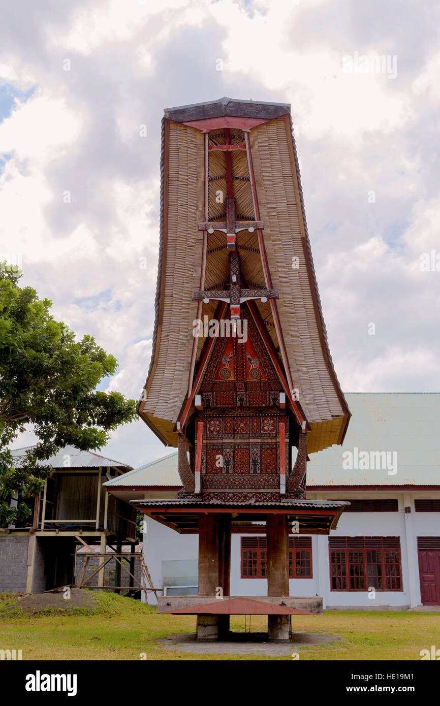 Détails de l'architecture ethnique Toraja locales exceptionnelles, des sculptures en bois, peintures et décoration traditionnelle avec coq dans Bitung city, North Sulawe Banque D'Images