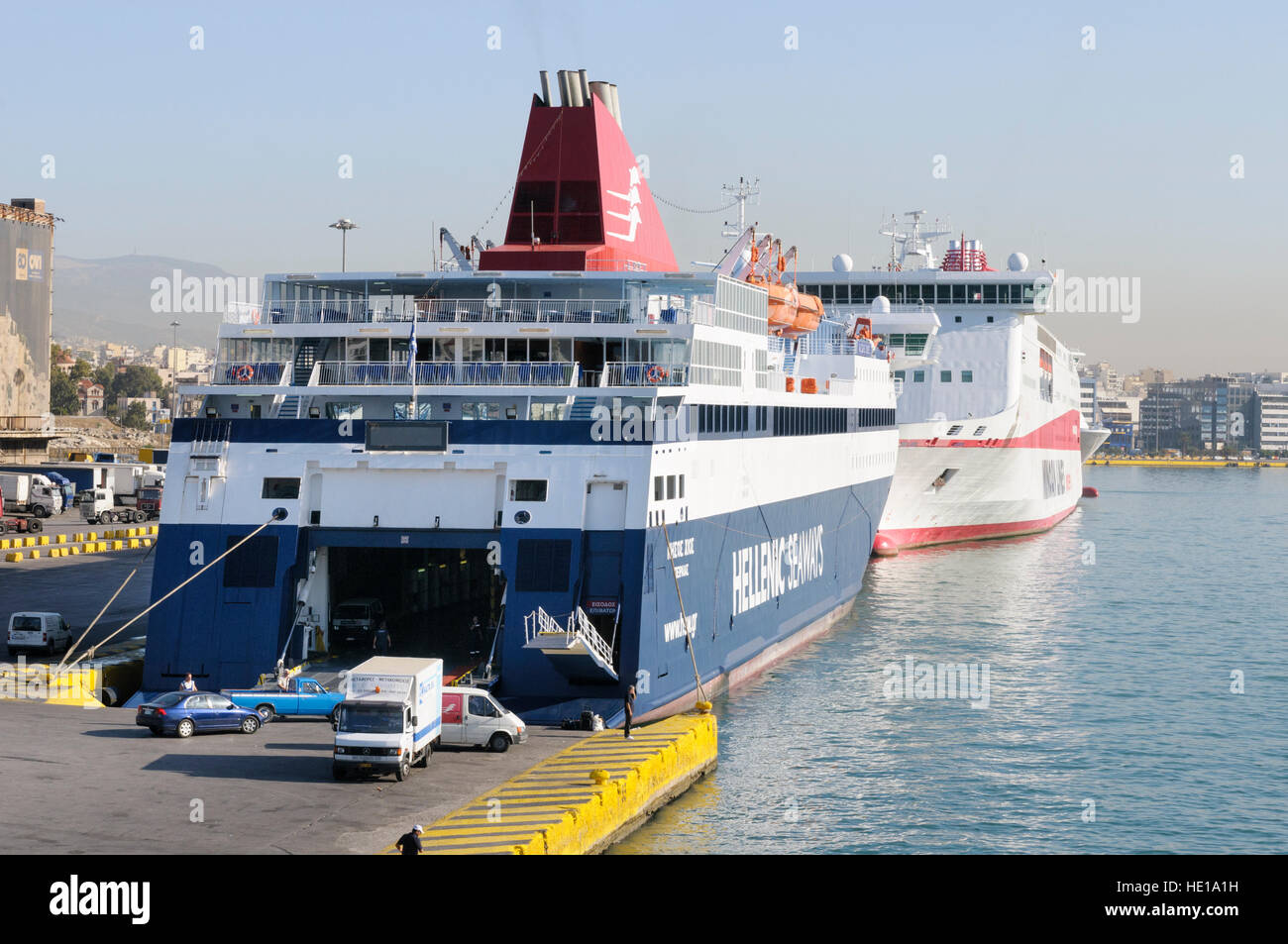 Le Ro/Ro ferry, Nissos Chios (IMO 9215555) à partir de la Hellenic Seaways amarré dans le port du Pirée, Athènes, Grèce Banque D'Images