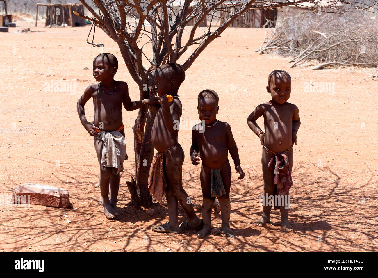 La Namibie, KAMANJAB, 10 octobre : enfant non identifié tribu Himba. Les himbas sont des peuples autochtones vivant dans le nord de la Namibie, dans la région de Kunene afin Banque D'Images