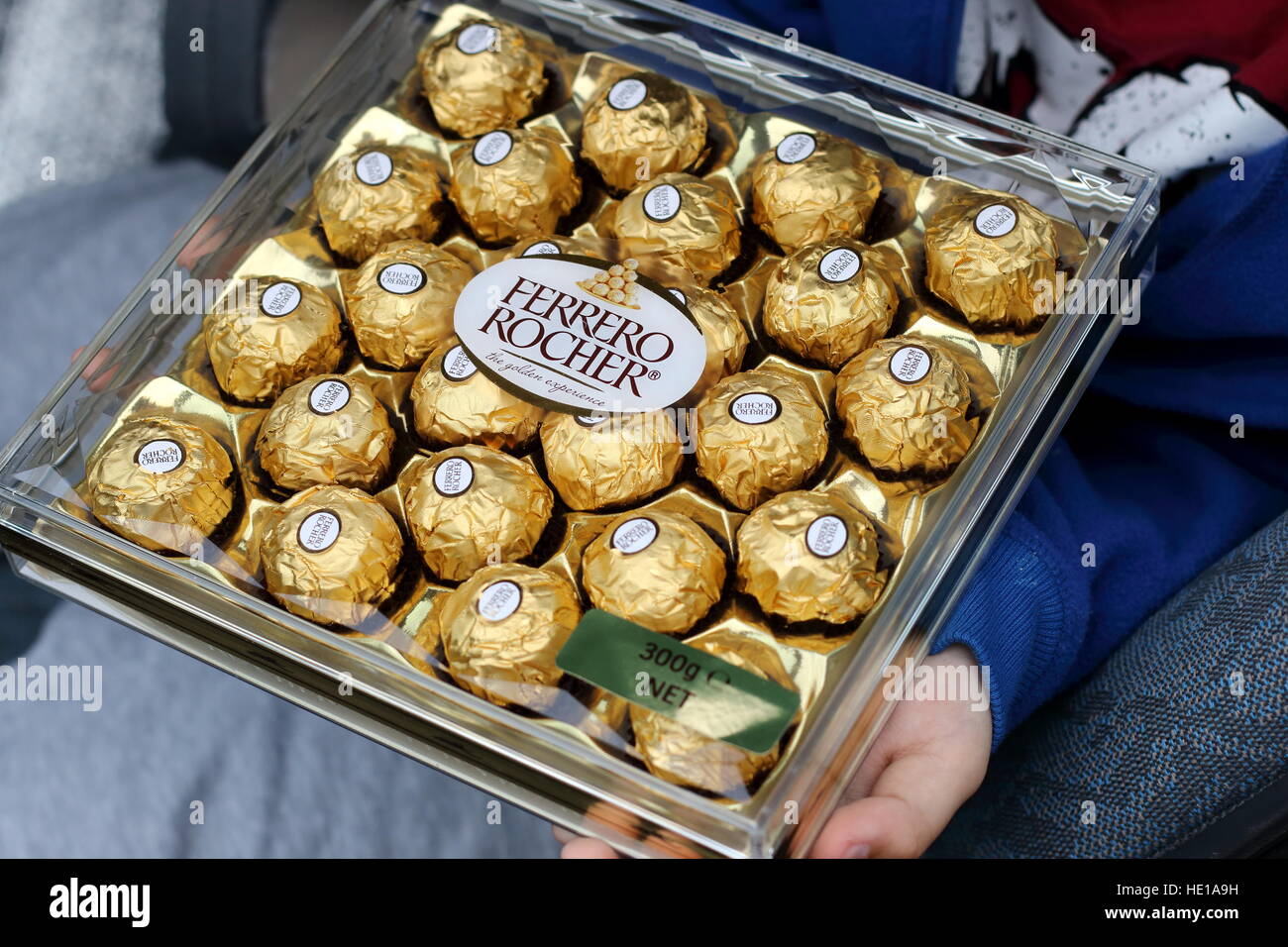 Chocolats Ferrero Rocher dans une boîte de couleur claire Banque D'Images