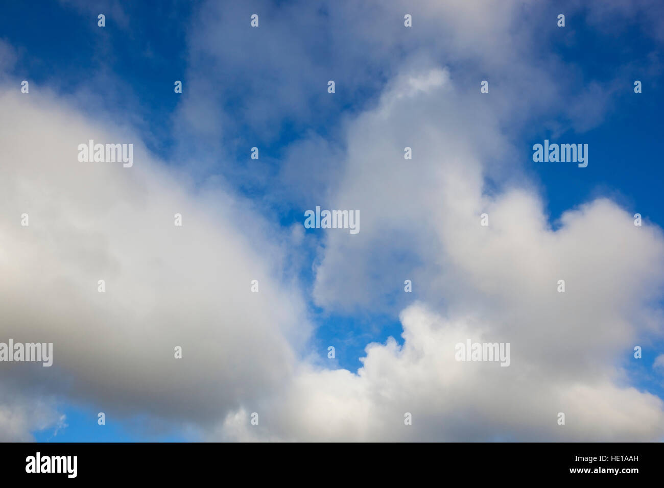 Résumé fond naturel de blanches nuages sur ciel bleu. Banque D'Images