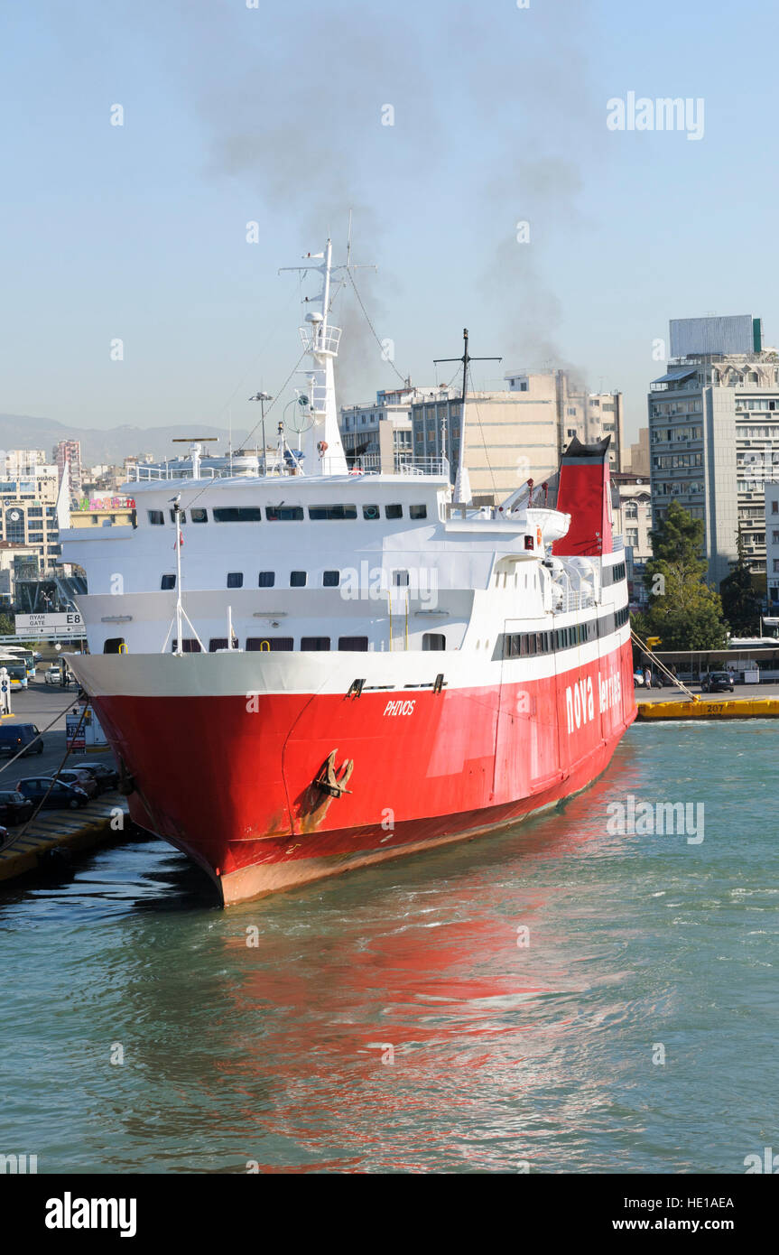 Phivos ro/ro passenfger (ferry), l'OMI 7825978 Nova Ferries amarrés dans le Pirée, port d'Athènes, Grèce Banque D'Images