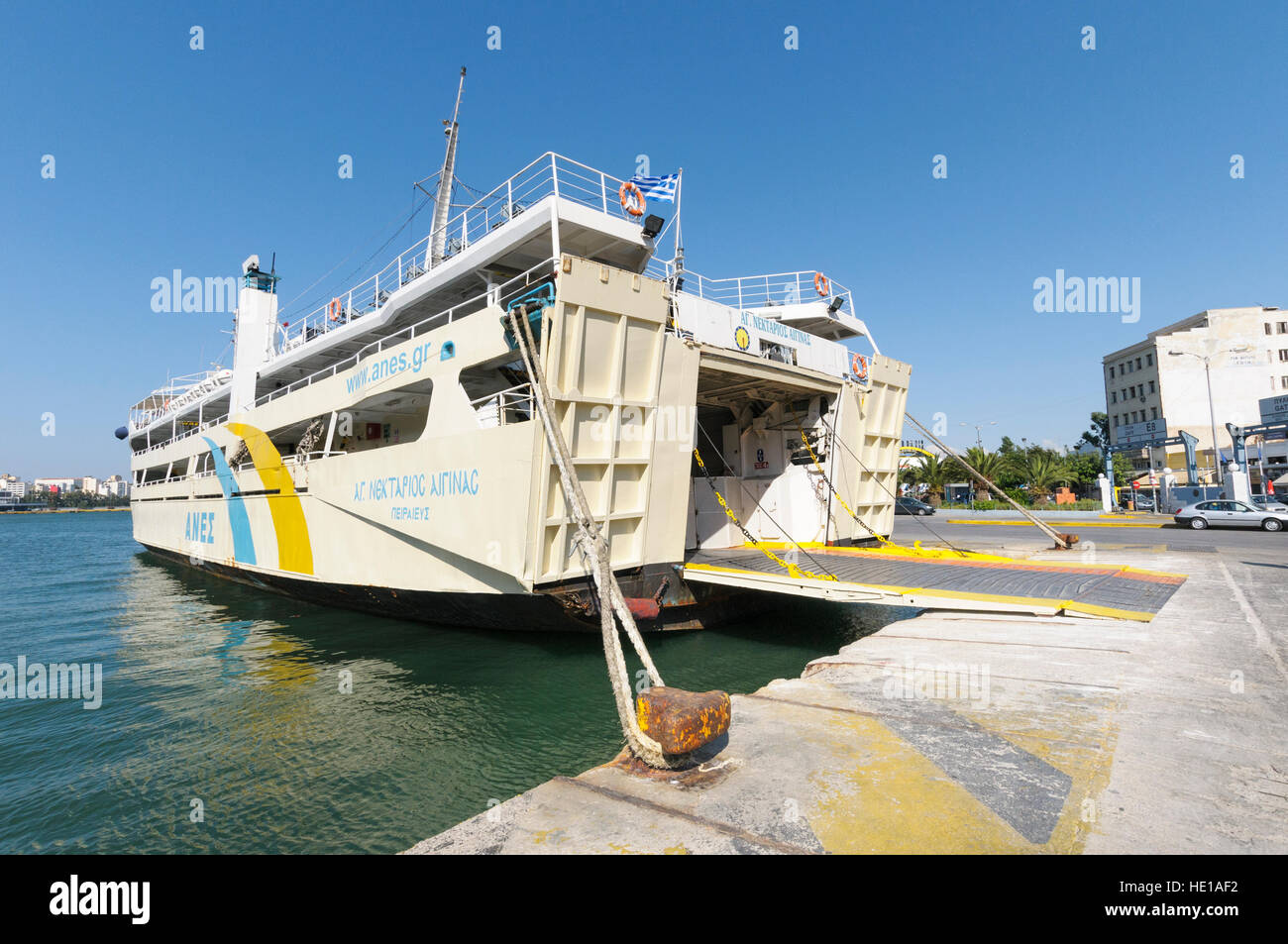 L'Anes ferries Agios Nektarios ro/ro passenger ferry amarré dans le port du Pirée, Athènes, Grèce Banque D'Images