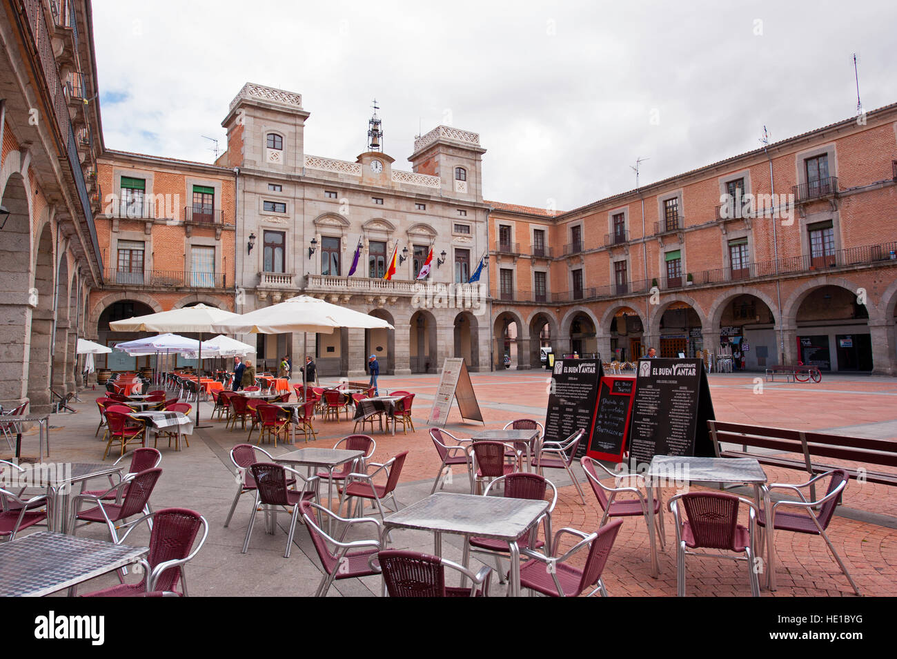 Un café dans un centre commercial (place) dans la ville fortifiée d'Avila, Espagne Banque D'Images