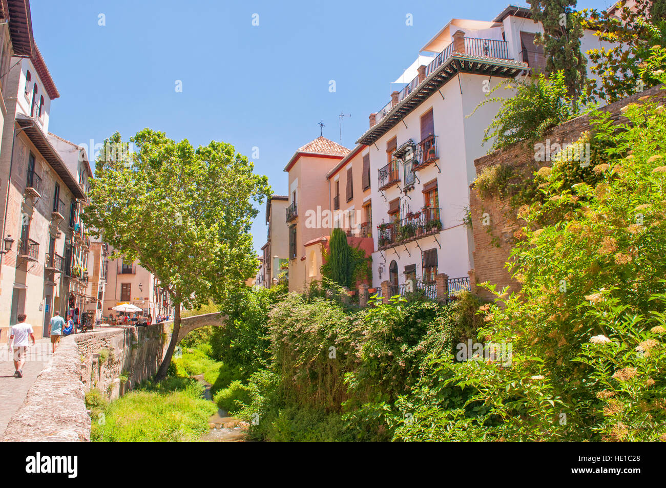 Les bâtiments assez le long de la rivière Darro, à Grenade, Espagne Banque D'Images