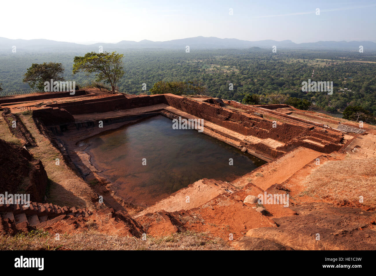Citerne, ancien palais, ruines de la forteresse de Sigiriya ou rock sur le rocher du Lion, vue du paysage environnant, la Province du Centre, au Sri Lanka Banque D'Images